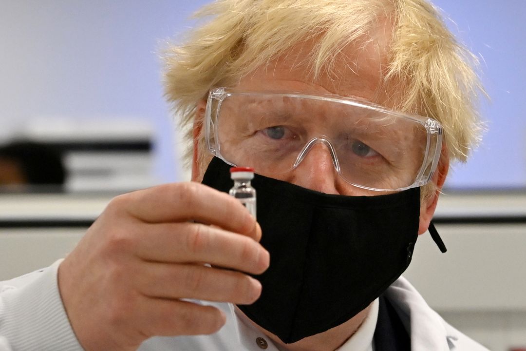 El primer ministro de Reino Unido, Boris Johnson, visita las instalaciones donde se fabrica la vacuna de Oxford y AstraZeneca.