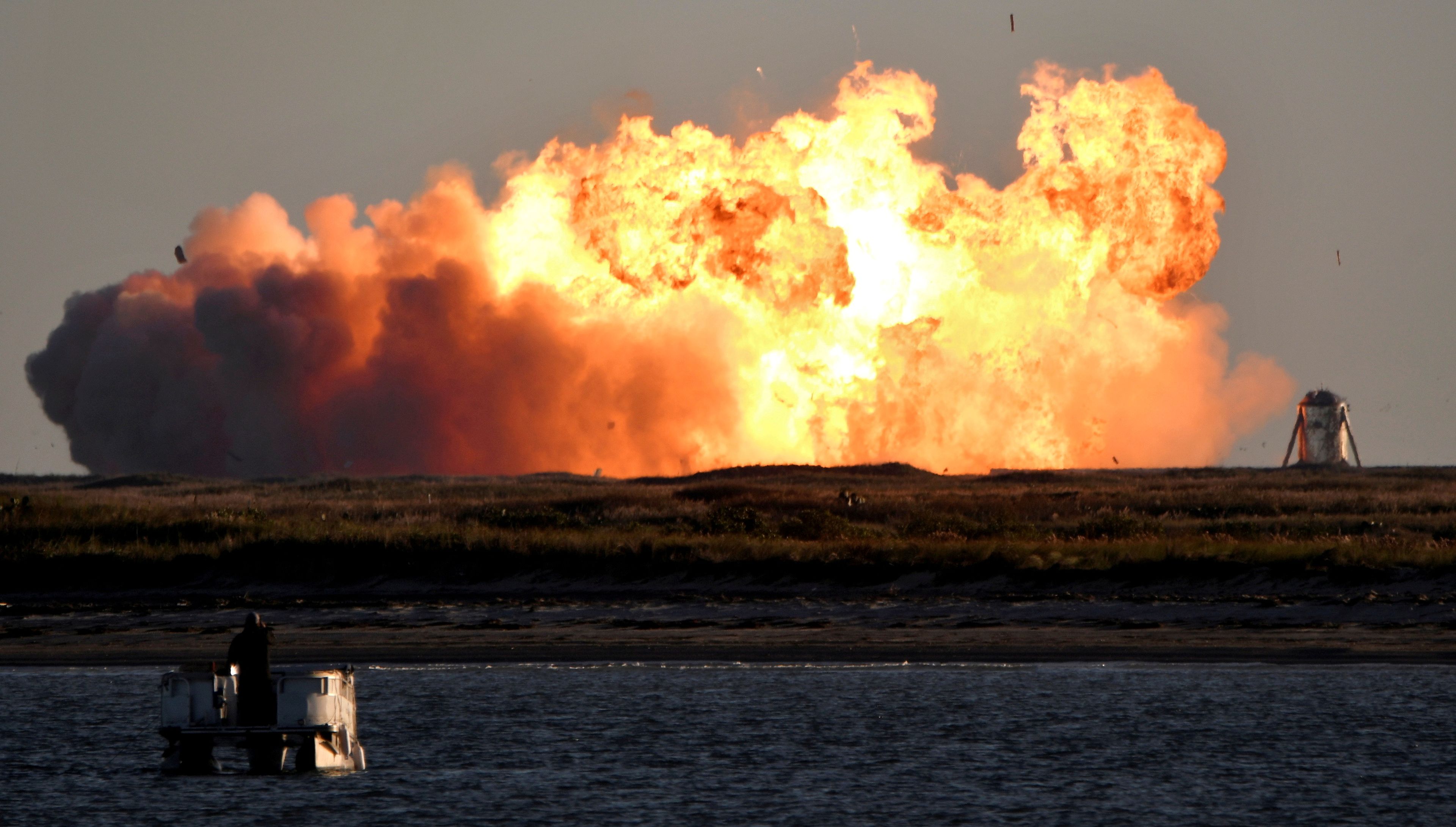 El prototipo de la nave espacial SpaceX Starship SN8 explota al aterrizar tras un vuelo de prueba