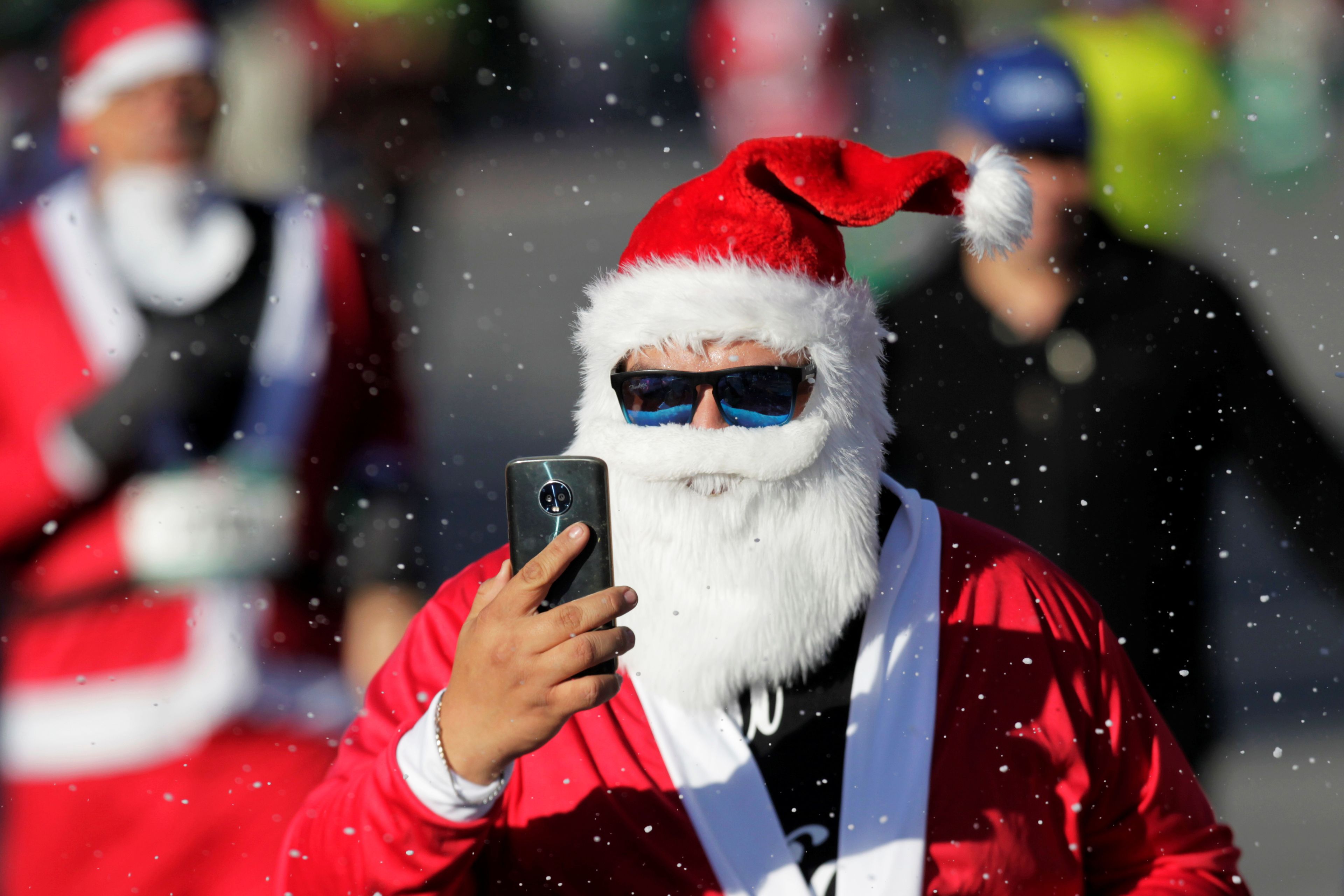 Santa Claus usando un móvil