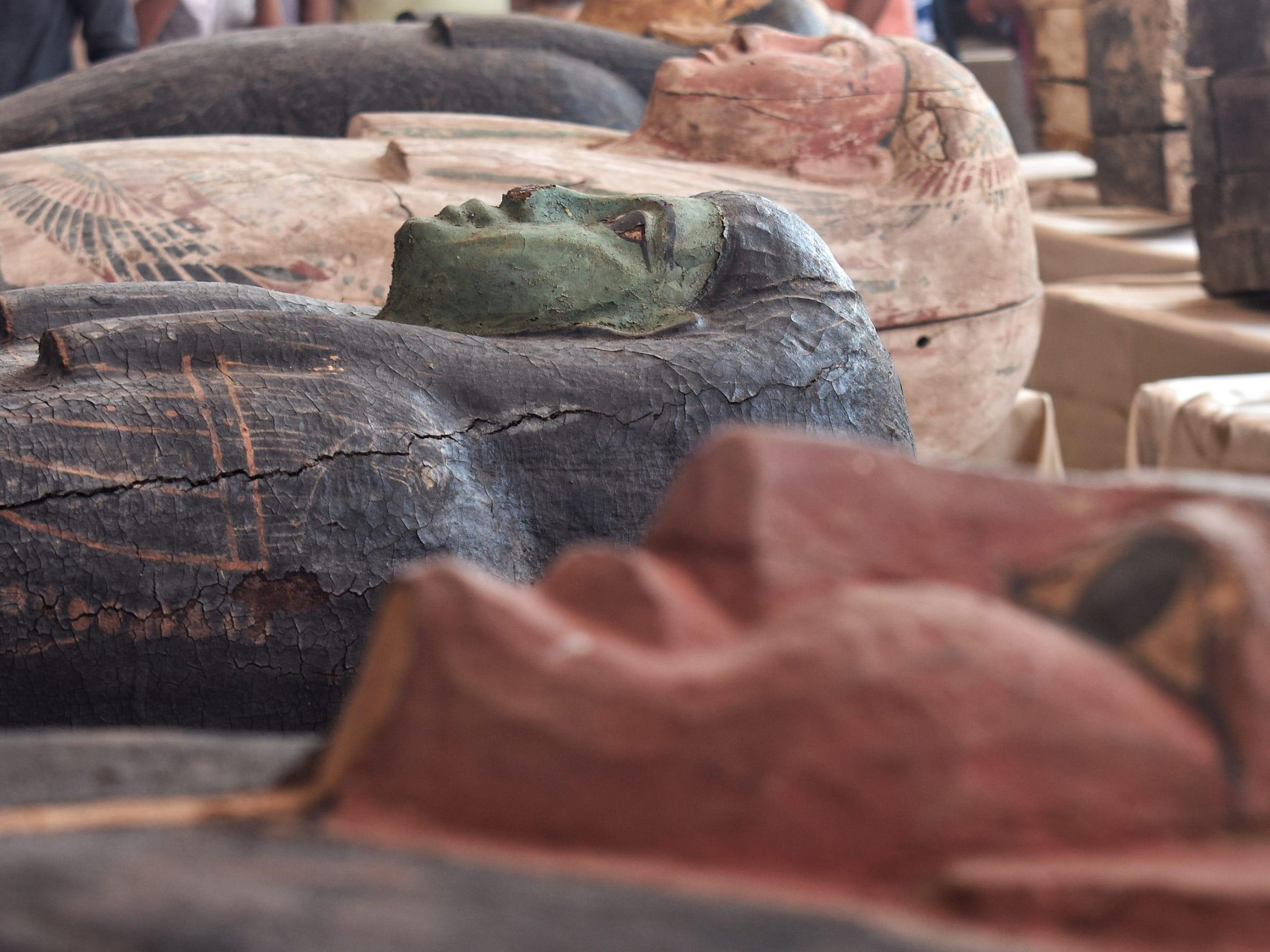 Ataúdes de colores recién descubiertos de Saqqara en exhibición el 3 de octubre de 2020. Han estado perfectamente sellados durante miles de años.