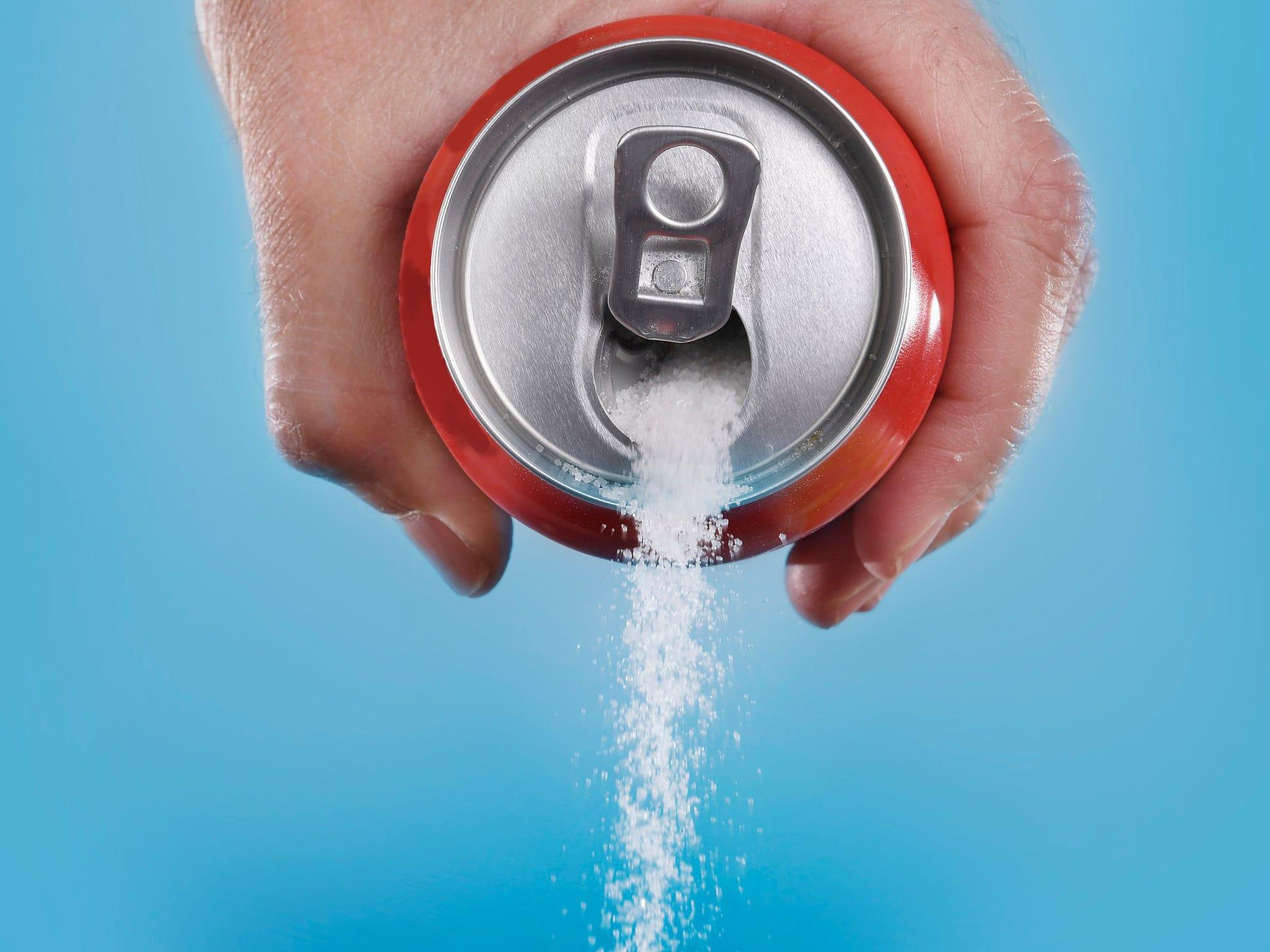 Las bebidas endulzadas con azúcar o sustitutos simplemente no son buenas para la salud, según una investigación.