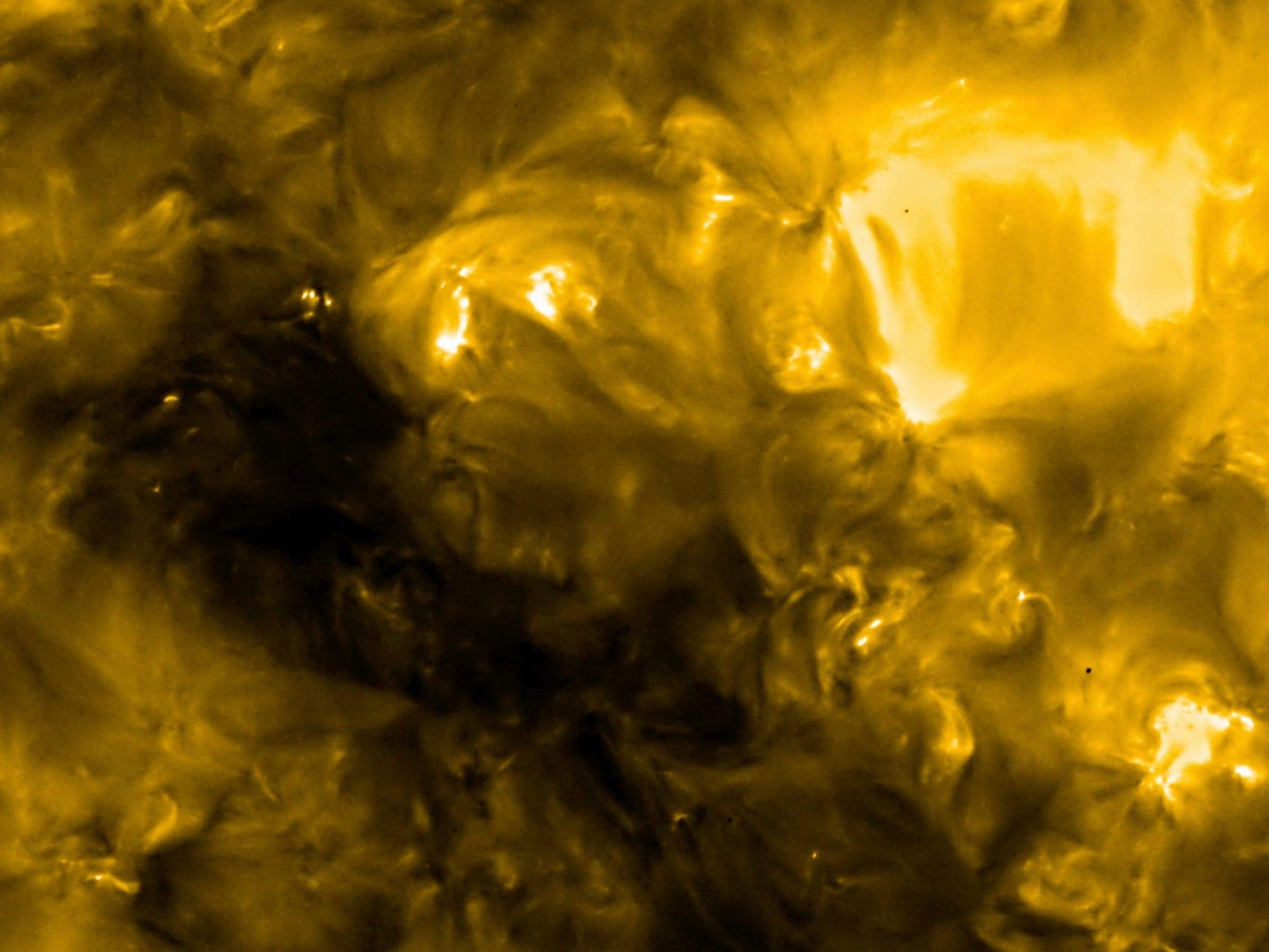 Una imagen del Solar Orbiter revela la atmósfera superior del sol, llamada corona.