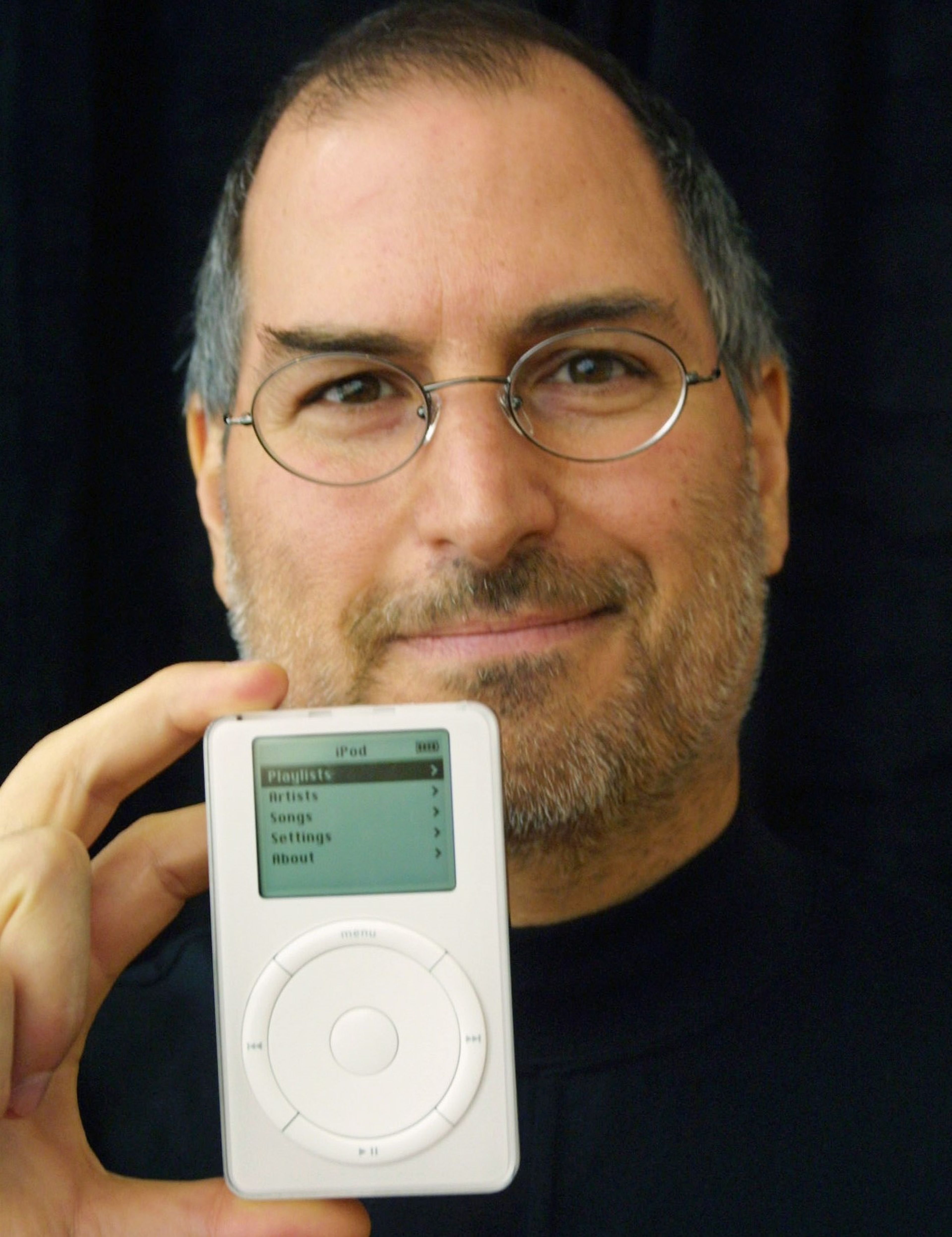 Steve Jobs presentando el iPod en 2001.
