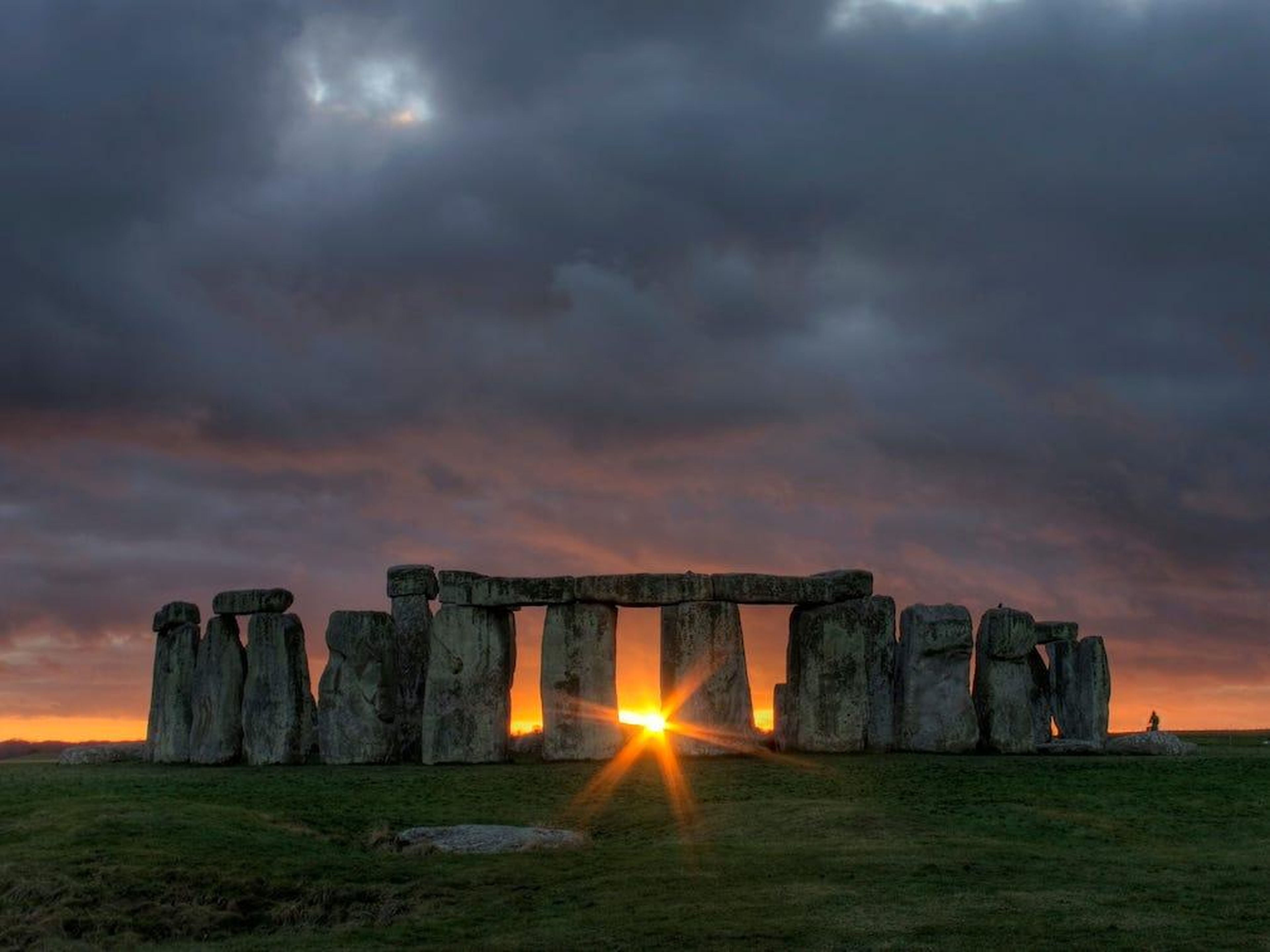 El sol se pone detrás del Stonehenge justo después del solsticio de invierno.