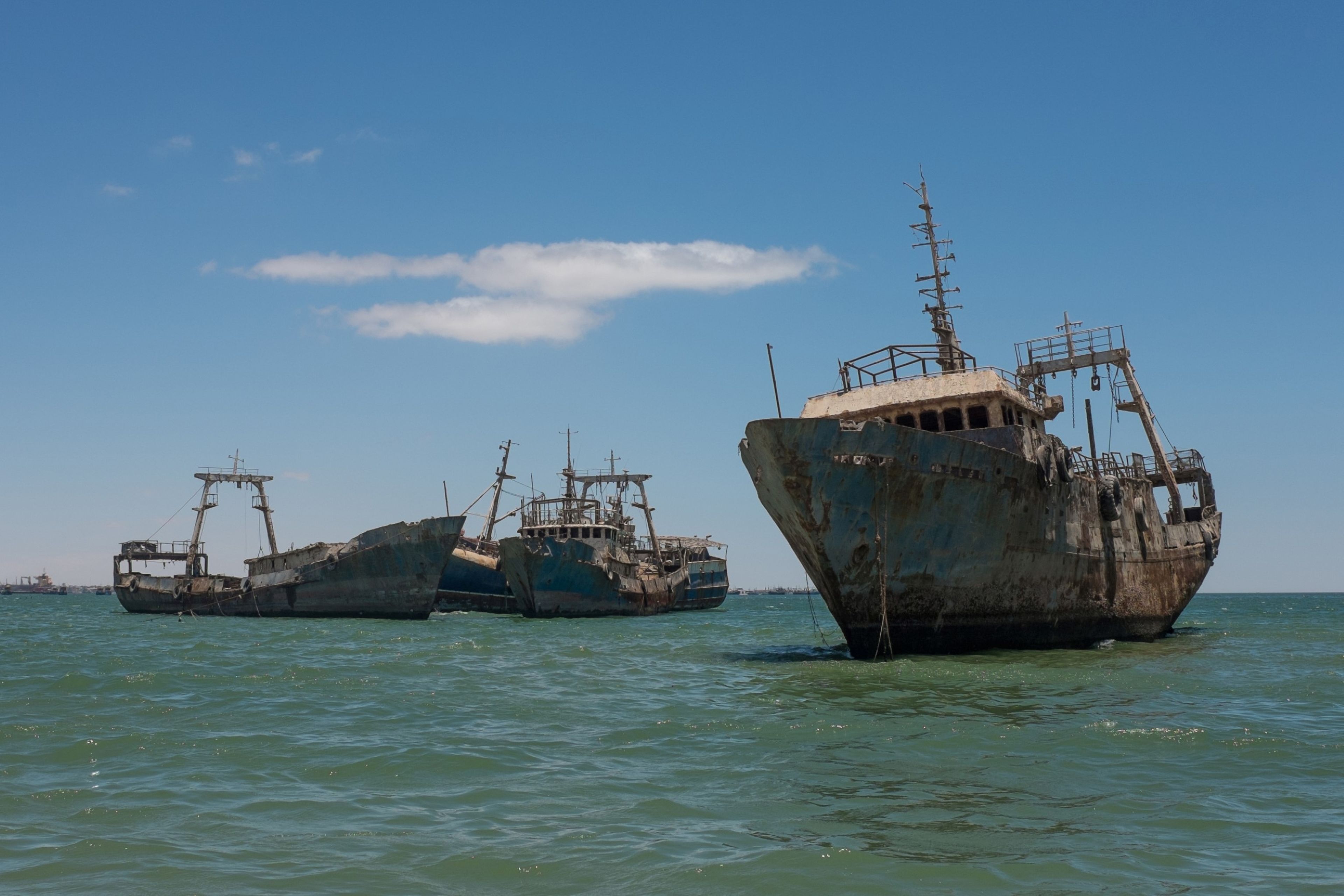Tres naufragios abandonados en el cementerio de barcos de Nouadhibou