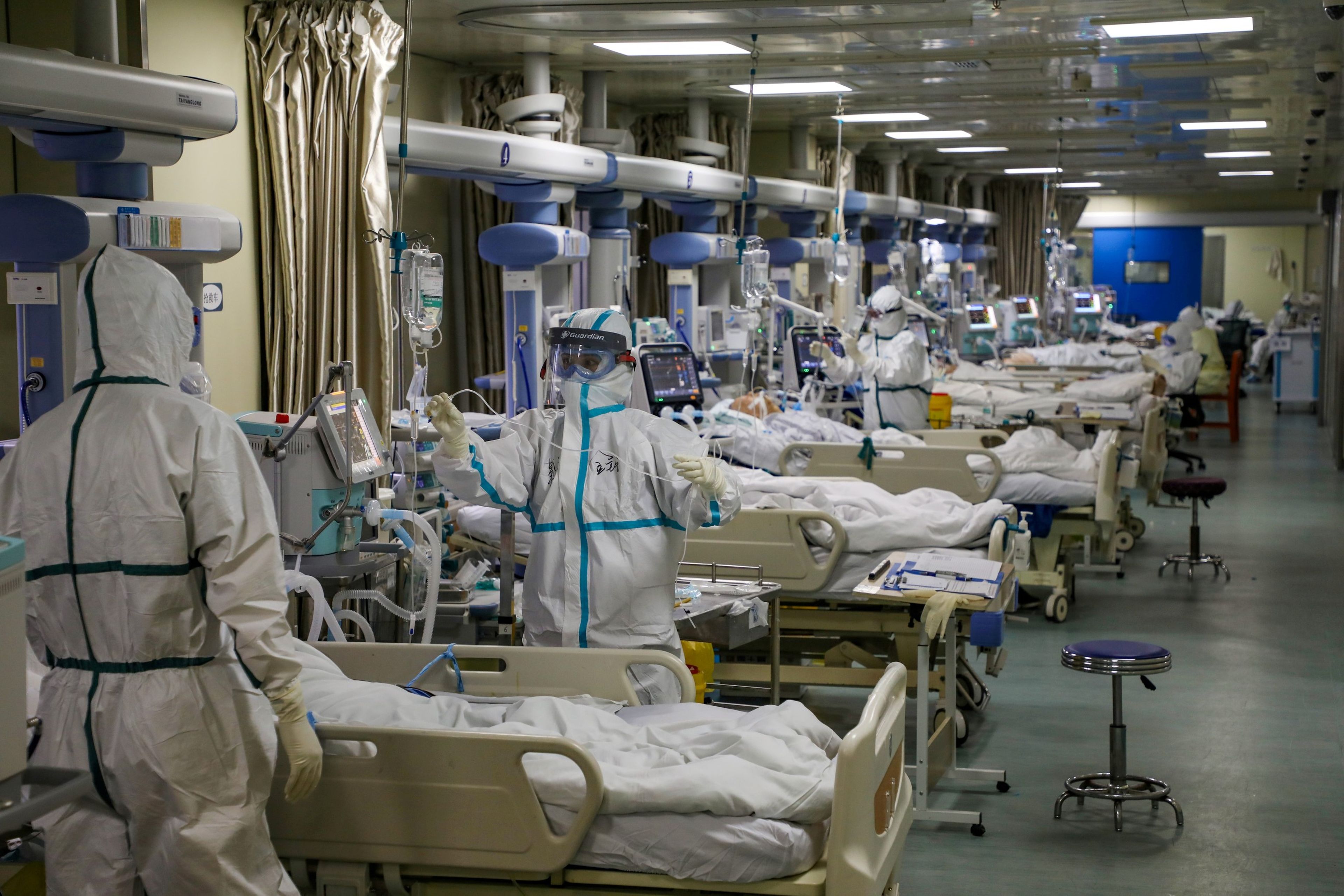 Una unidad de cuidados intensivos en un hospital de Wuhan durante la pandemia del coronavirus