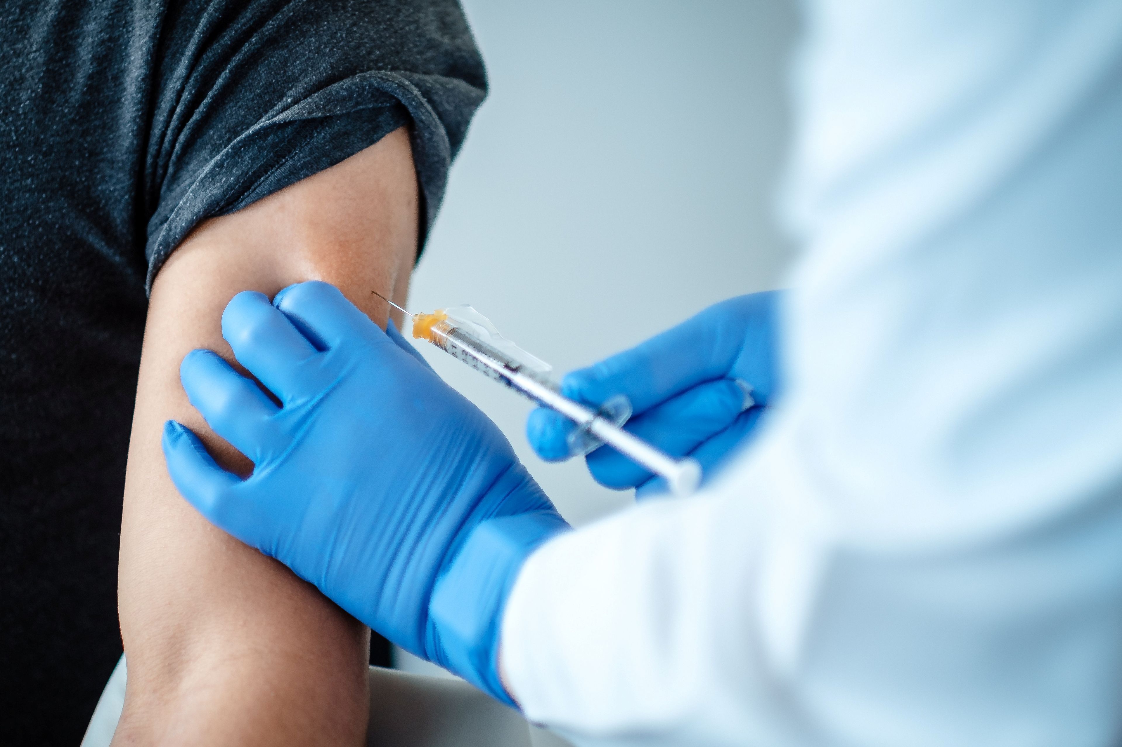 Un voluntario recibe una dosis de la vacuna de Pfizer y BioNTech contra el coronavirus durante los ensayos clínicos