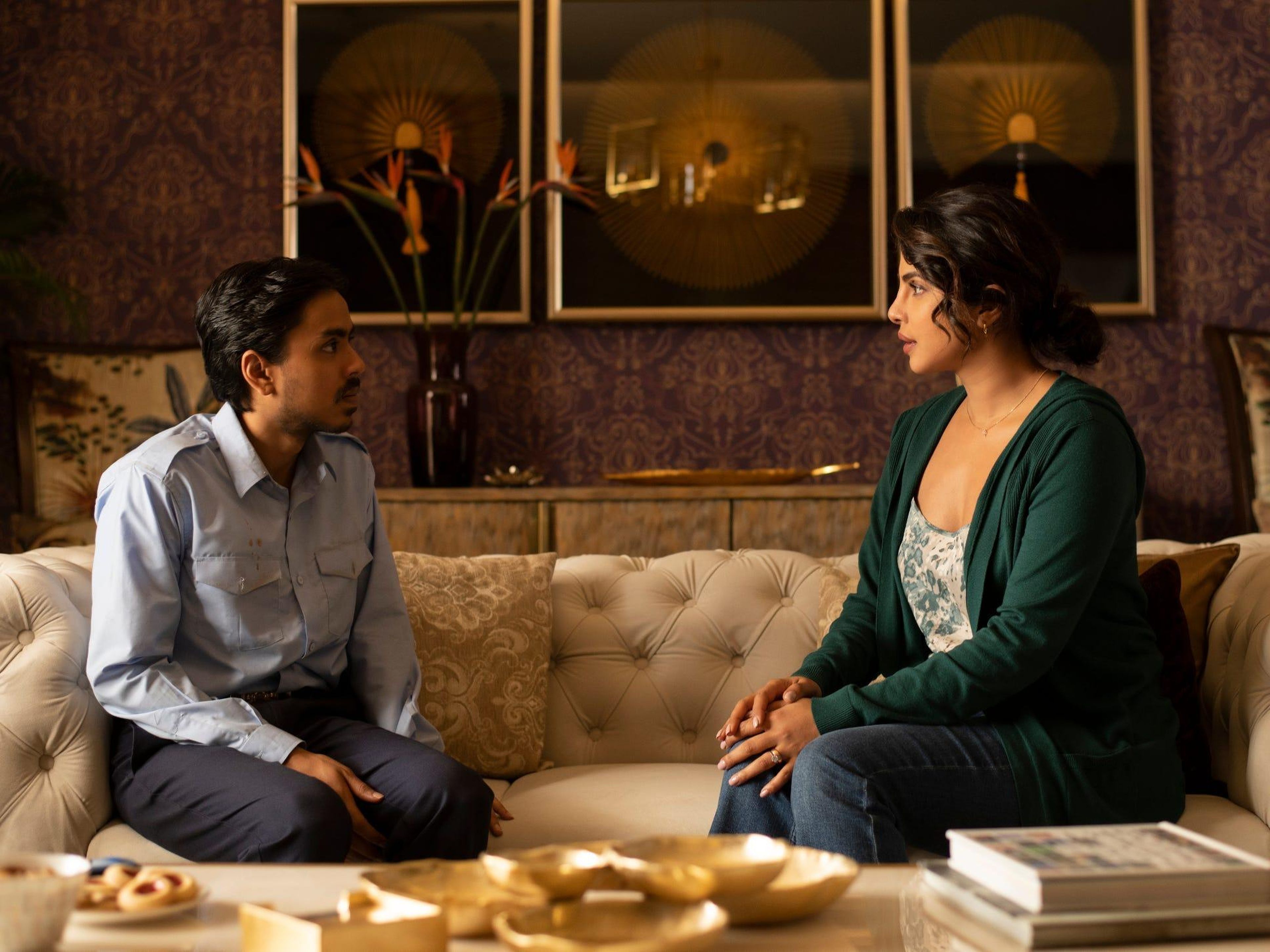 Adarsh Gourav y Priyanka Chopra Jonas en 'Tigre blanco'.
