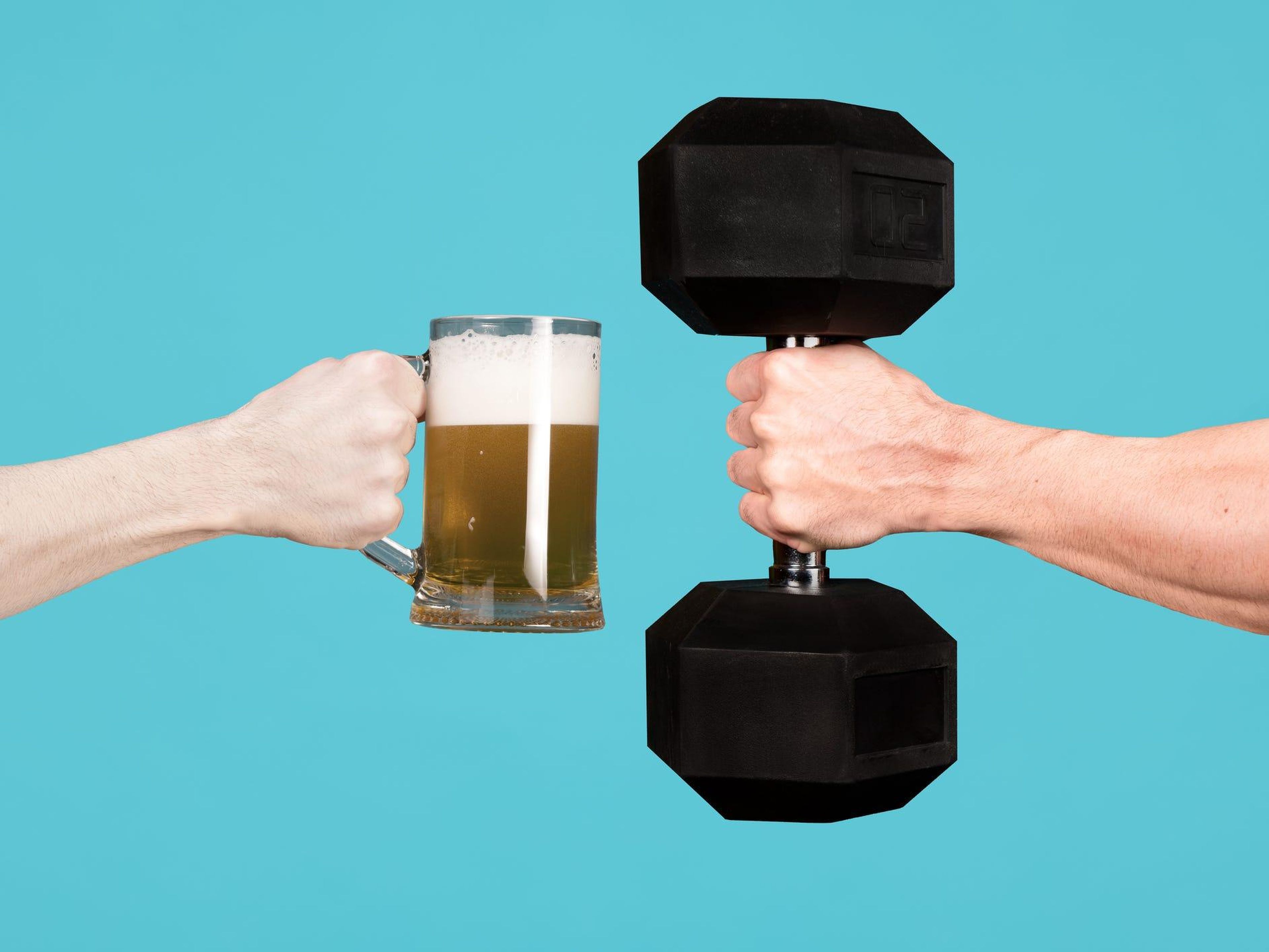 Con moderación, la cerveza no tiene por qué afectar tu rendimiento en el gimnasio.
