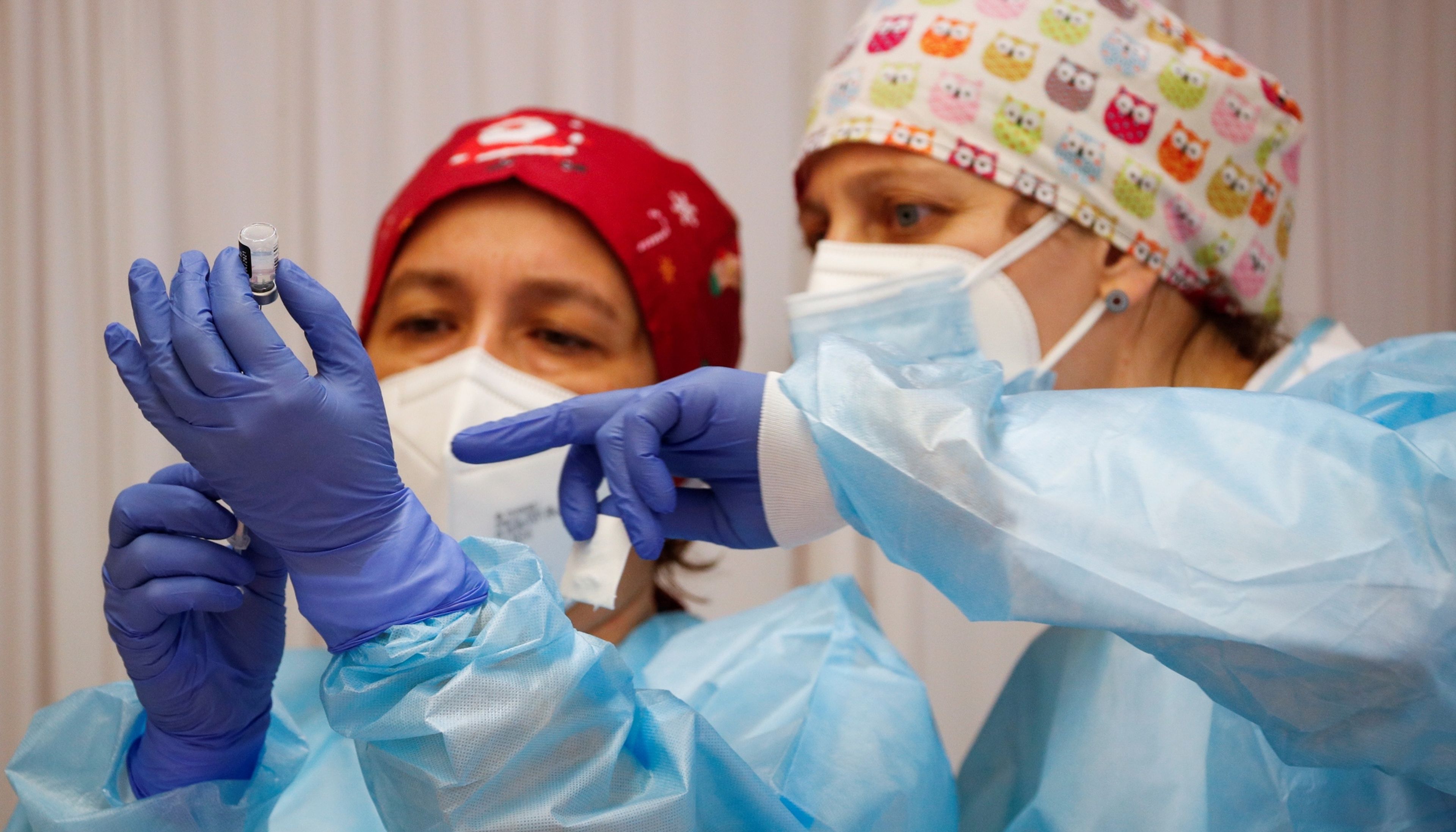 2 enfermeras preparan una dosis de la vacuna contra el coronavirus en una residencia de ancianos de Lleida