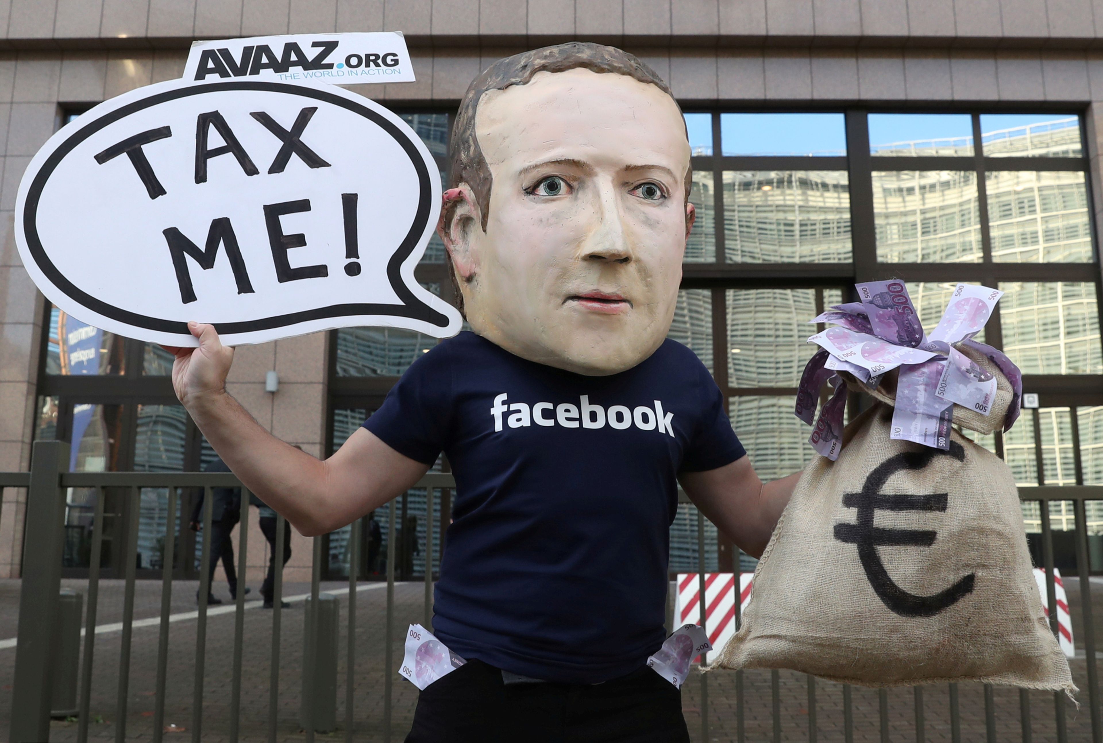 Un activista disfrazado de Mark Zuckerberg en una protesta a favor de un impuesto global a las tecnológicas