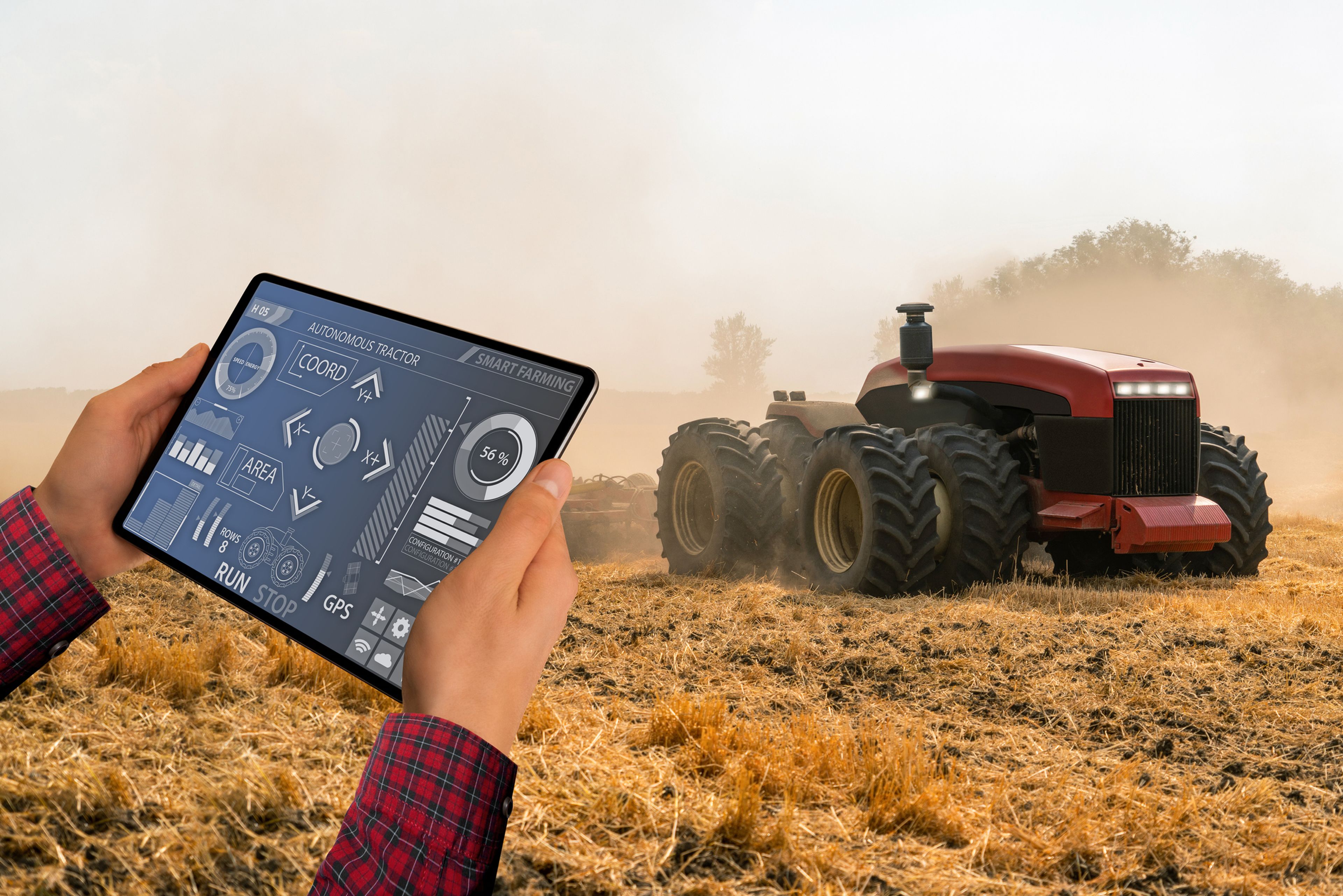 Un agricultor maneja un tractor con una tablet.