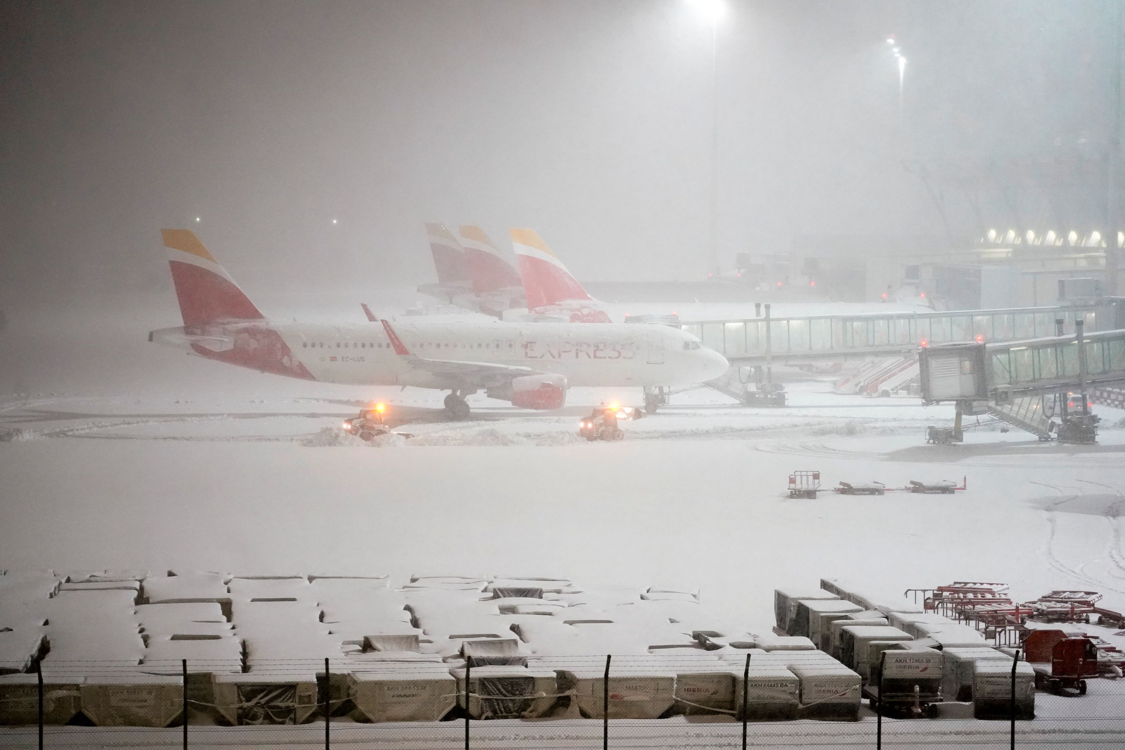 Aviones aparcados en medio de la nieve en el Aeropuerto de Madrid-Barajas, en enero de 2020.