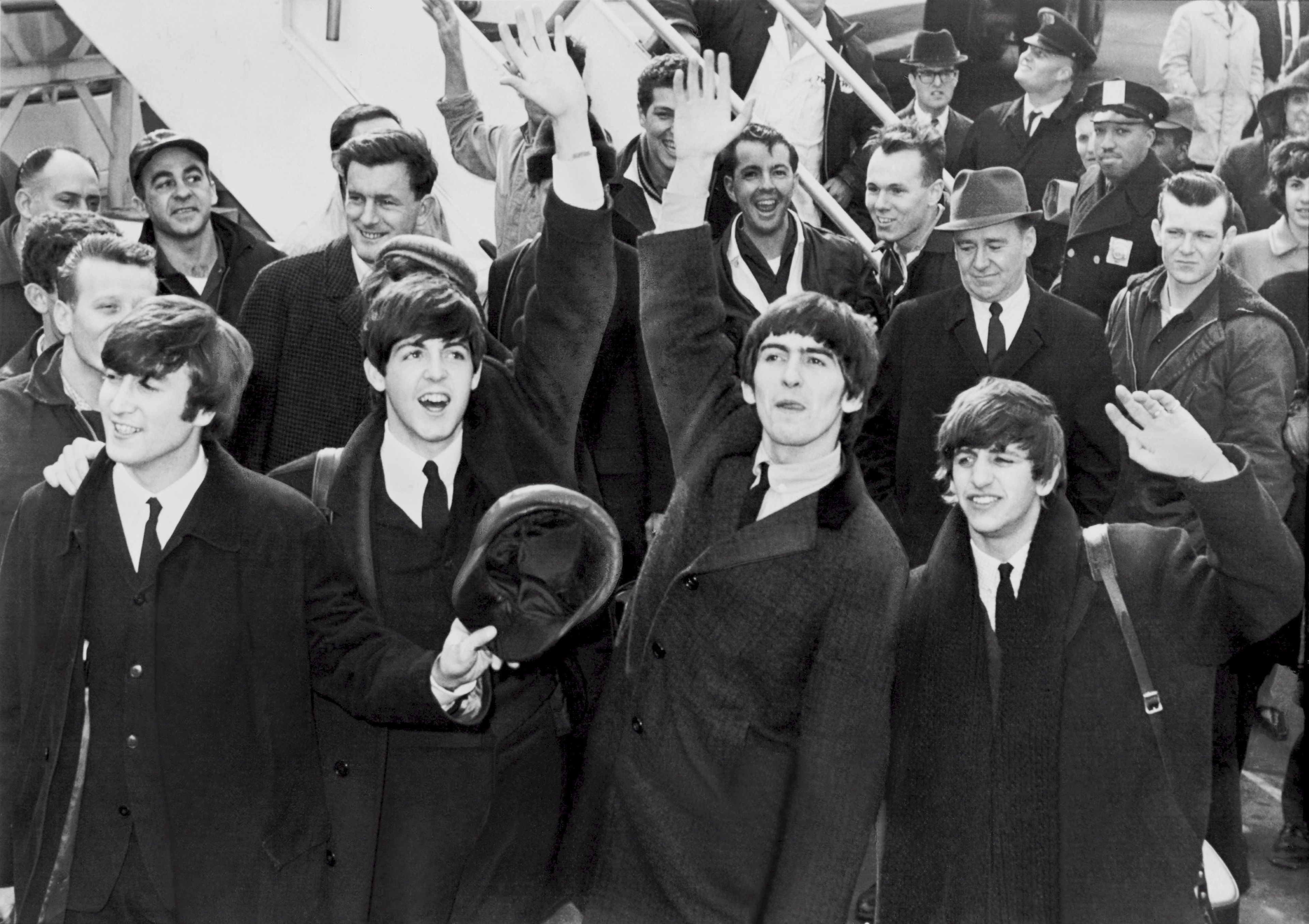 Los Beatles saludan a sus fans.