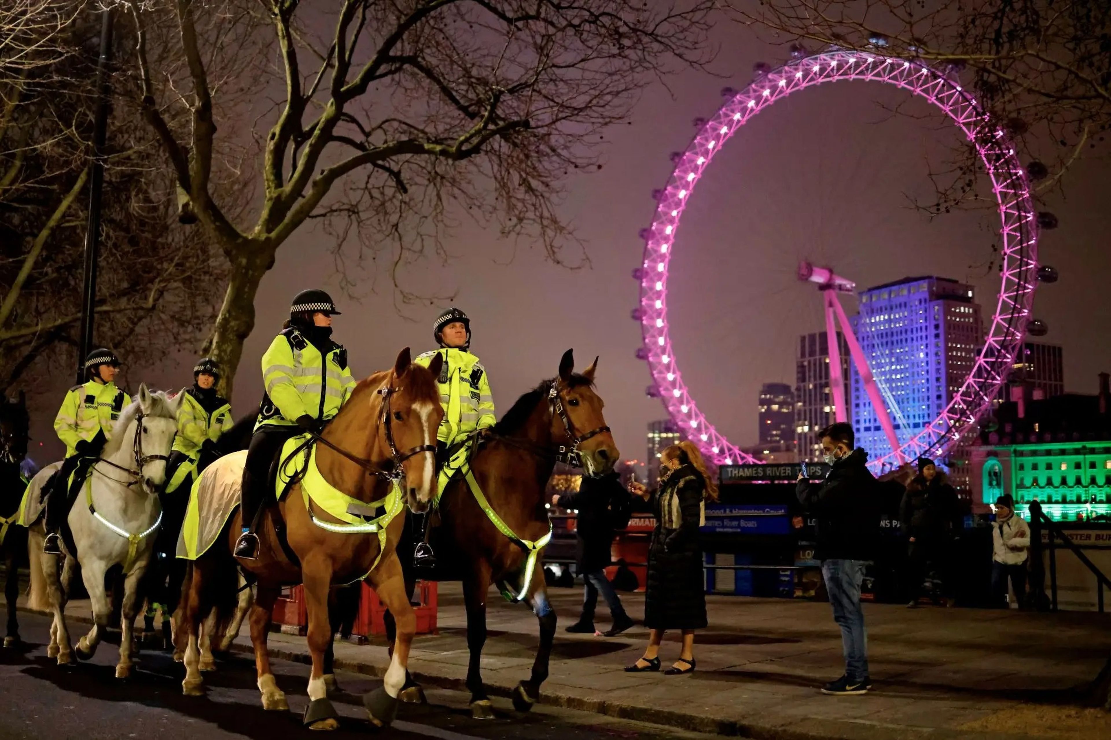 La Policía de Londres patrullando la rivera del Támesis durante el 31 de diciembre de 2020.