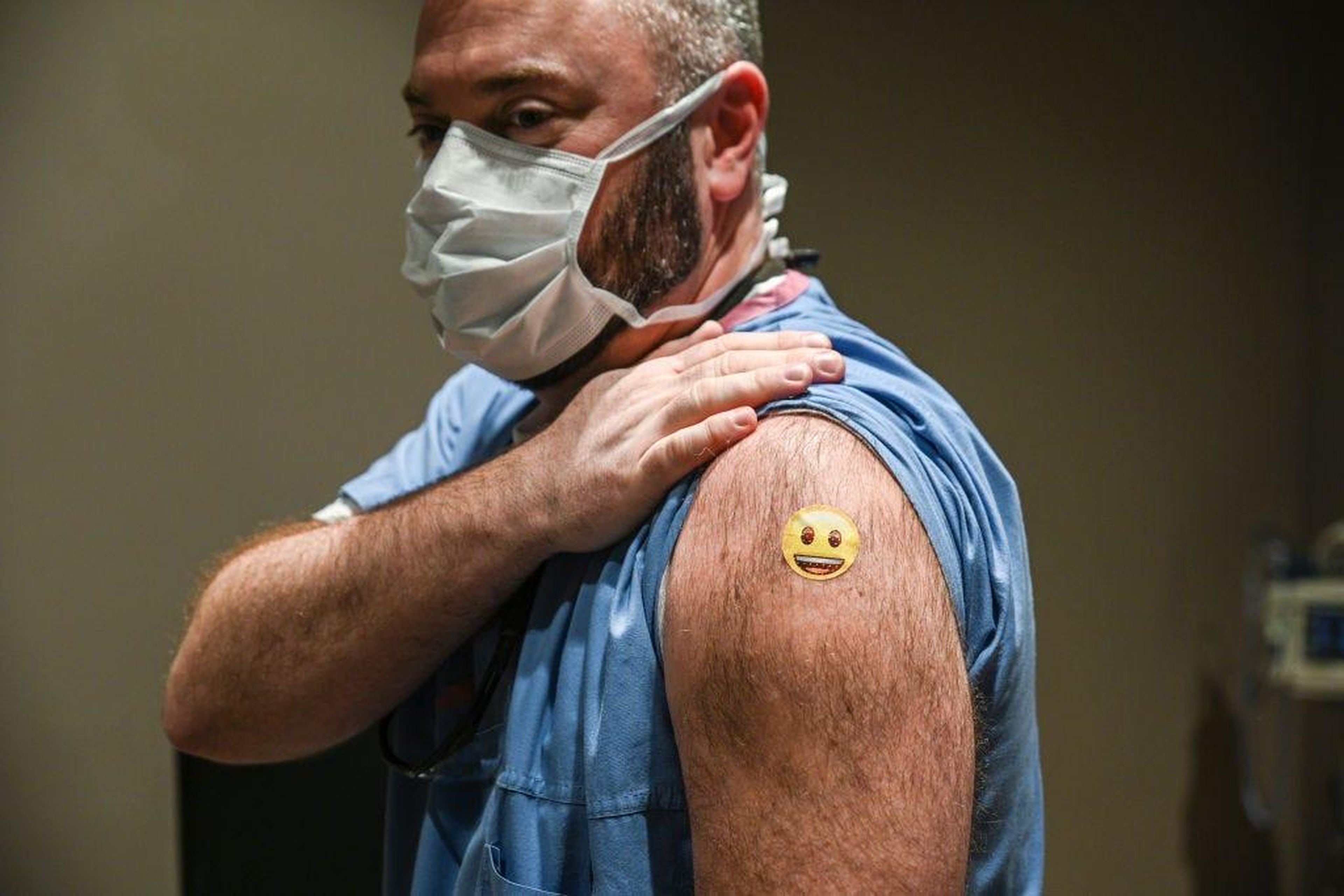 Un trabajador sanitario vacunado muestra su tirita a la prensa en el Hospital de la Universidad de Louisville, EEUU.