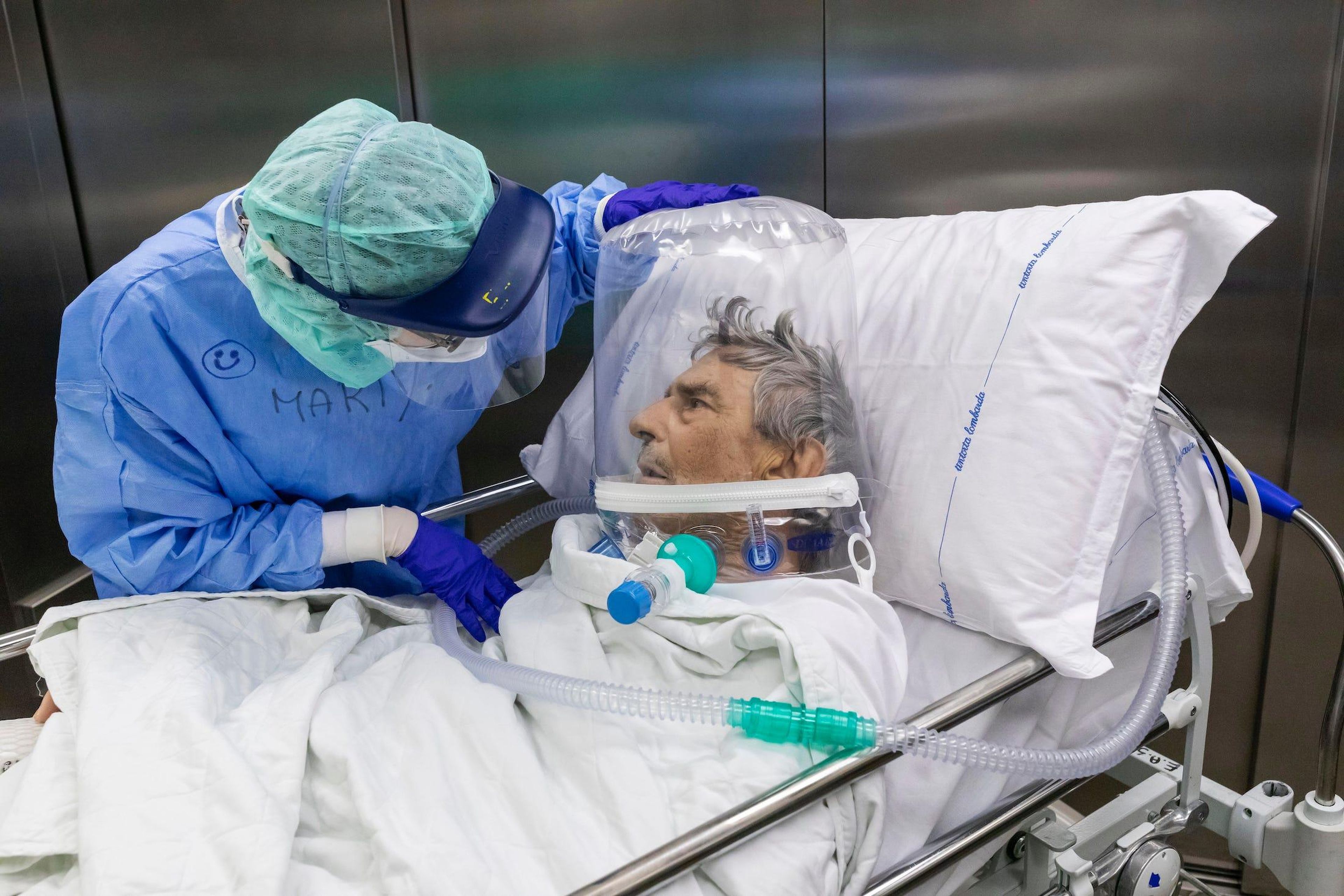 Una enfermera atiende a un paciente de COVID-19 tras ser trasladado de la UCI del Hospital Papa Juan XXIII en Bérgamo, Italia, el 7 de abril de 2020.