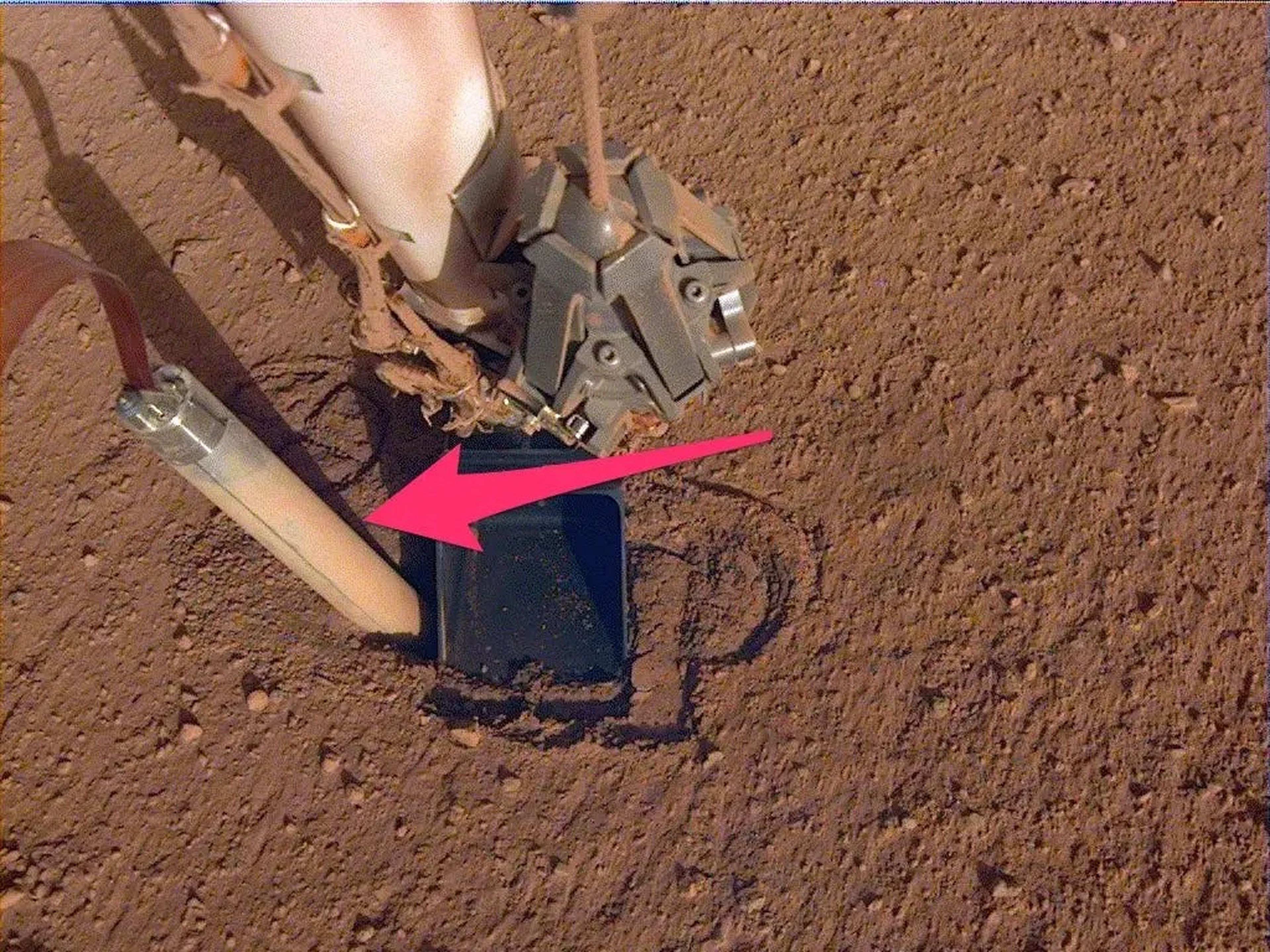 El "topo" de InSight sale casi a la mitad del agujero que había cavado el 26 de octubre de 2019.