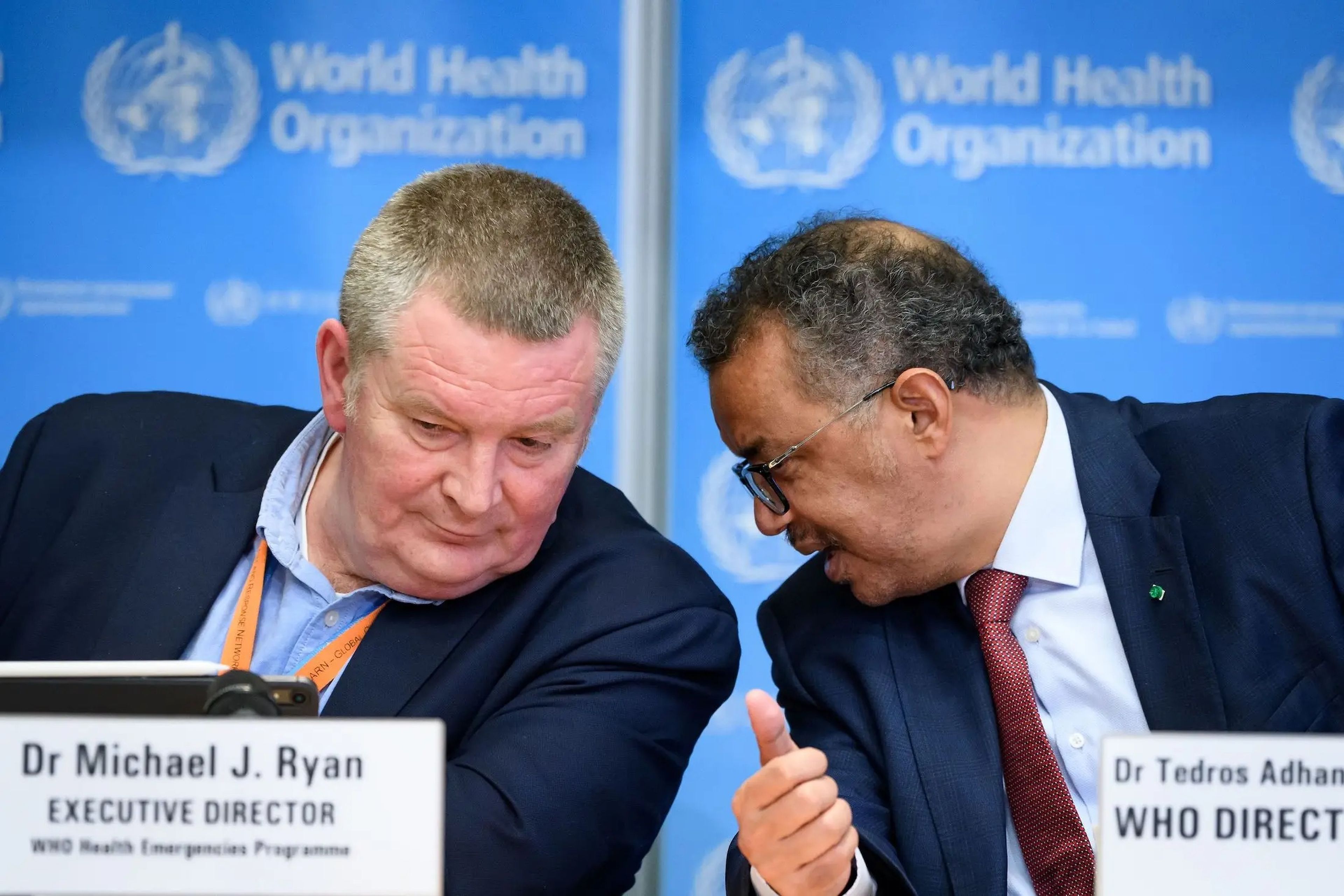 Tedros Adhanom Ghebreyesus, director general de la OMS habla con Michael Ryan, director del Programa de Emergenicas Sanitarias, durante una sesión informativa en la sede de la OMS en Ginebra el pasado 6 de marzo de 2020.