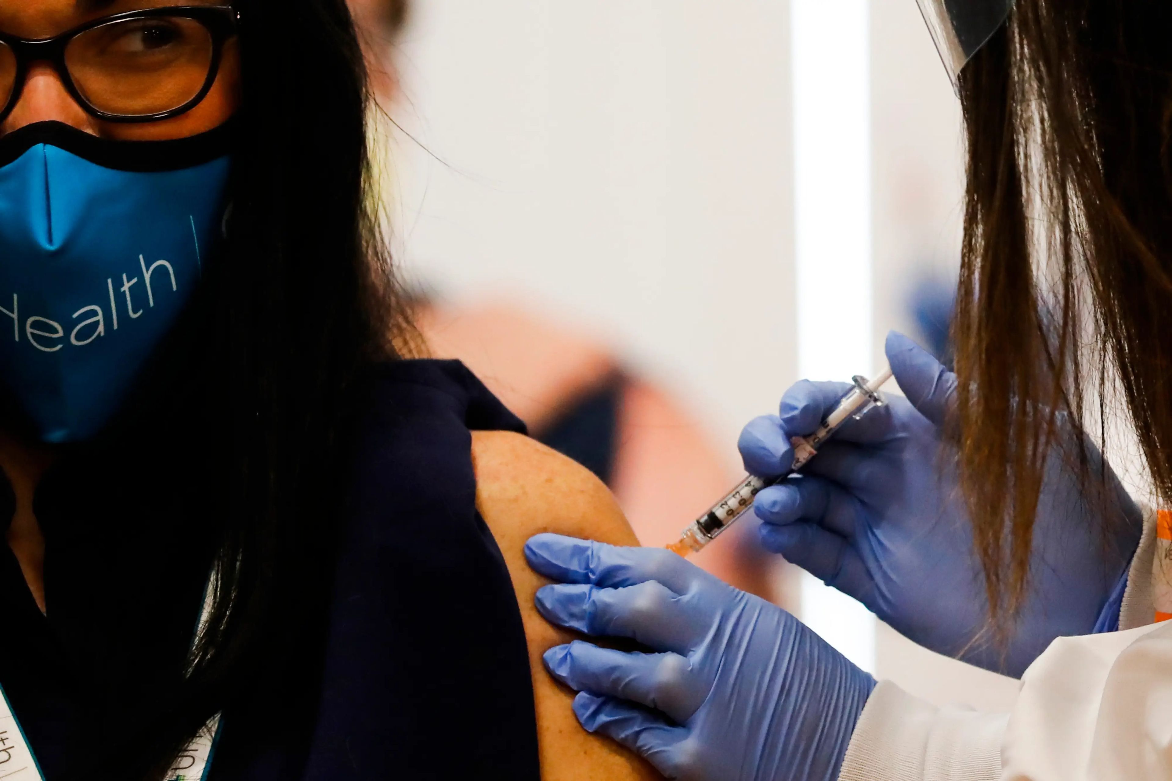 La Dr. Marina del Rios recibe la primera vacuna COVID-19 de Chicago en el Hospital Loretto el 15 de diciembre de 2020.