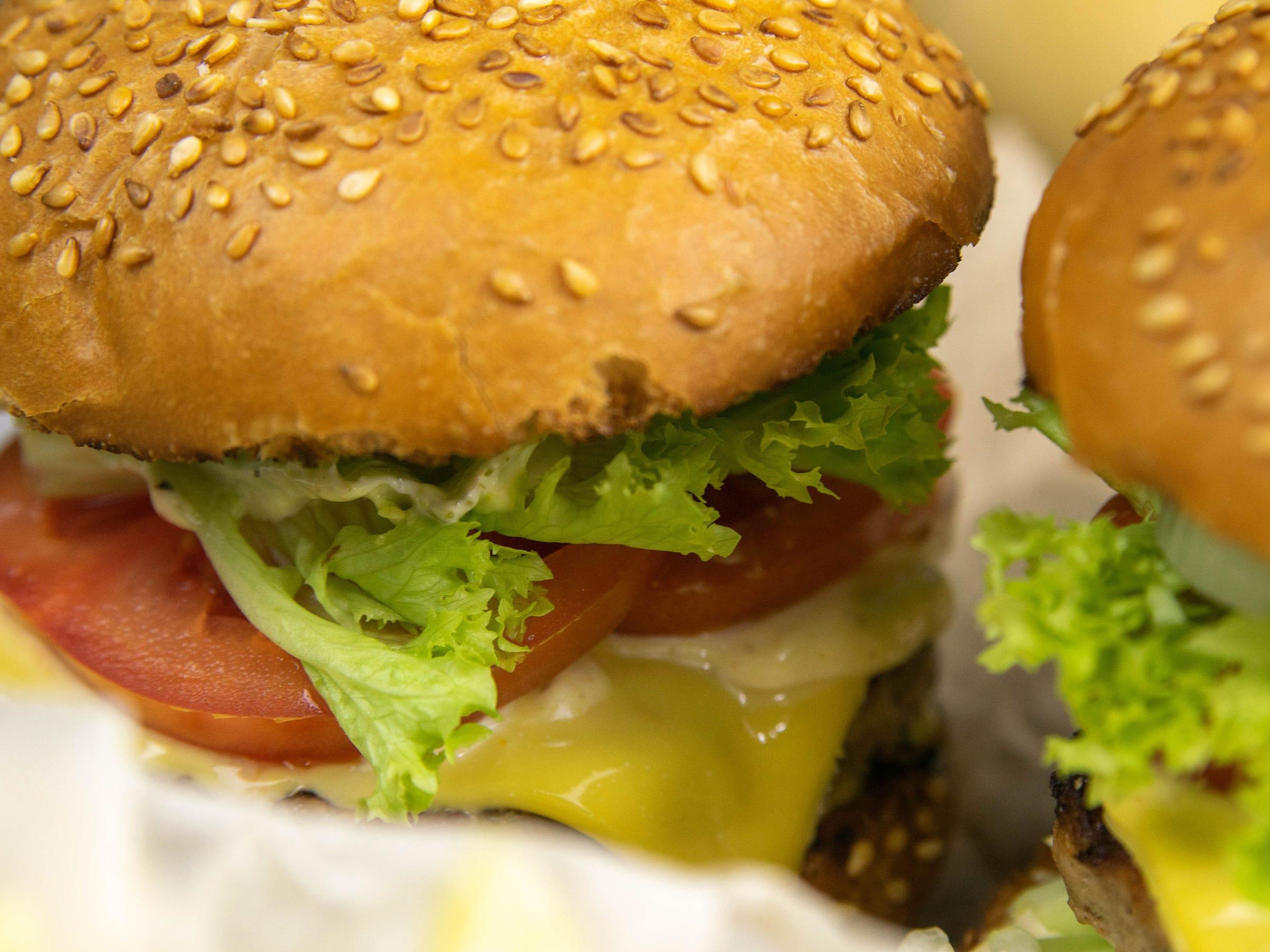 Si desea una hamburguesa poco hecha o al punto, es mejor hacerla a la plancha.