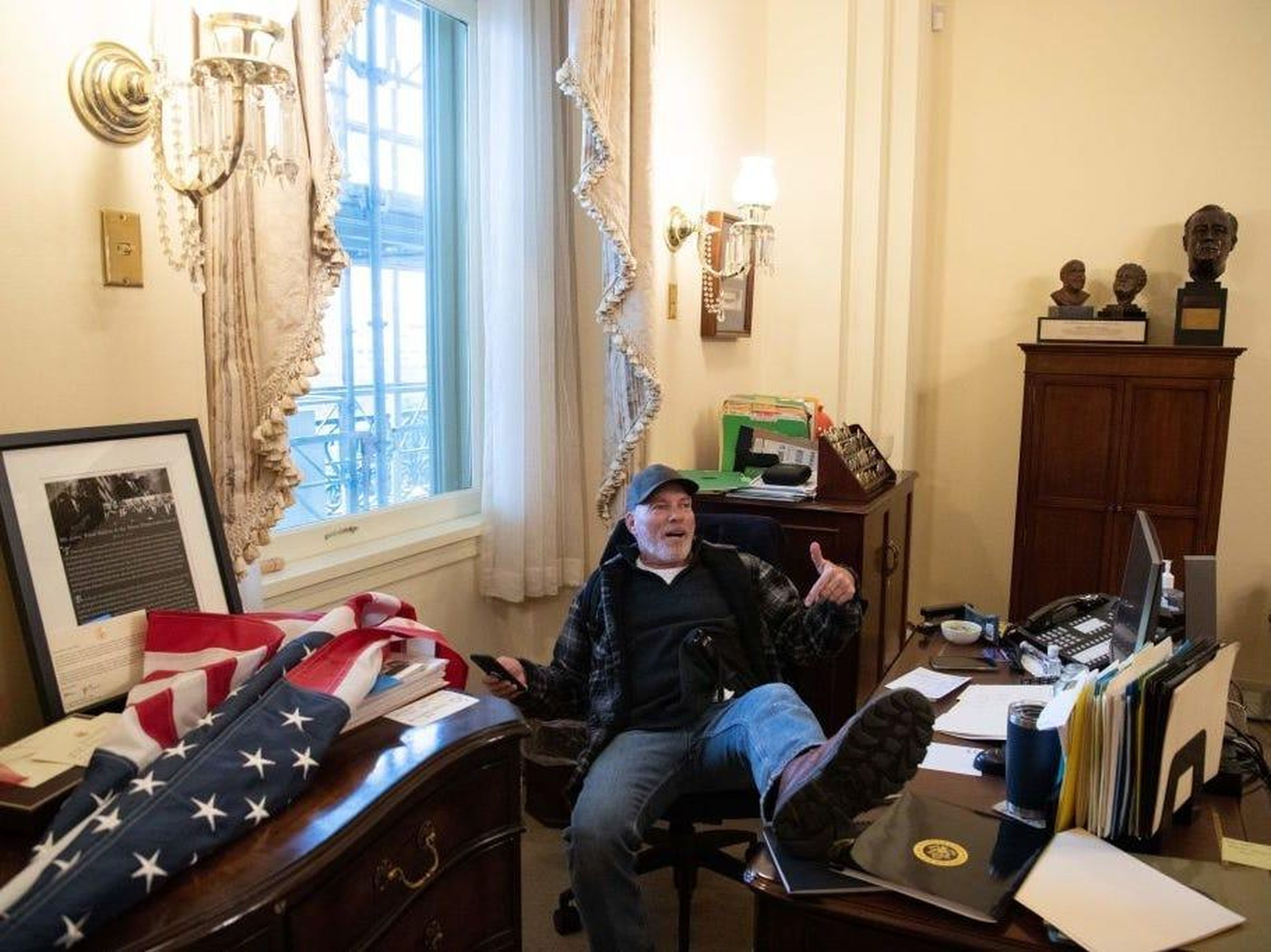 Un seguidor de Trump, sentado en la mesa de la presidenta del Congreso Nancy Pelosi.