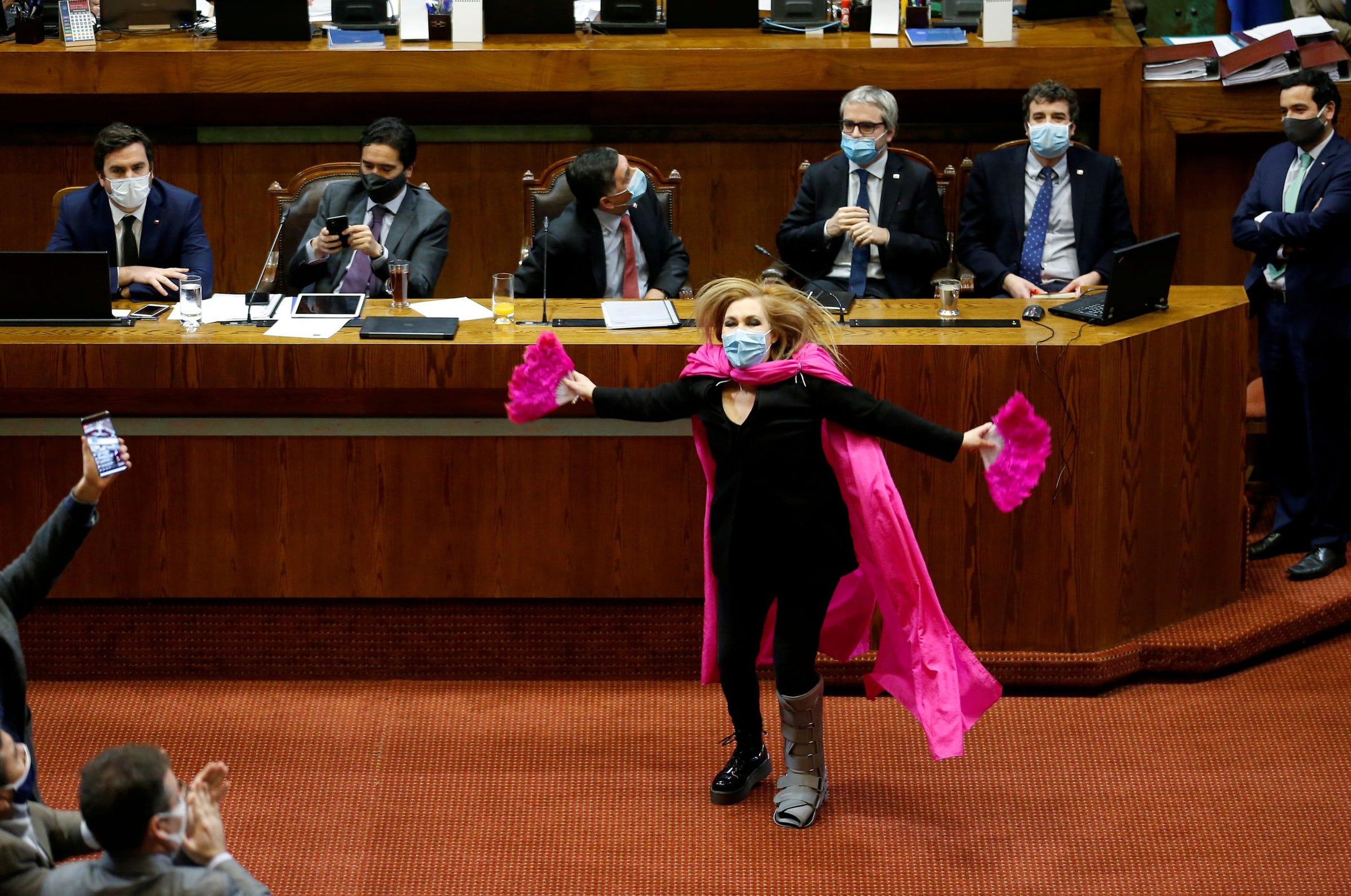 La congresista chilena Pamela Jiles celebra una votación durante una sesión del Congreso en Valparaíso, Chile, el 15 de julio de 2020.