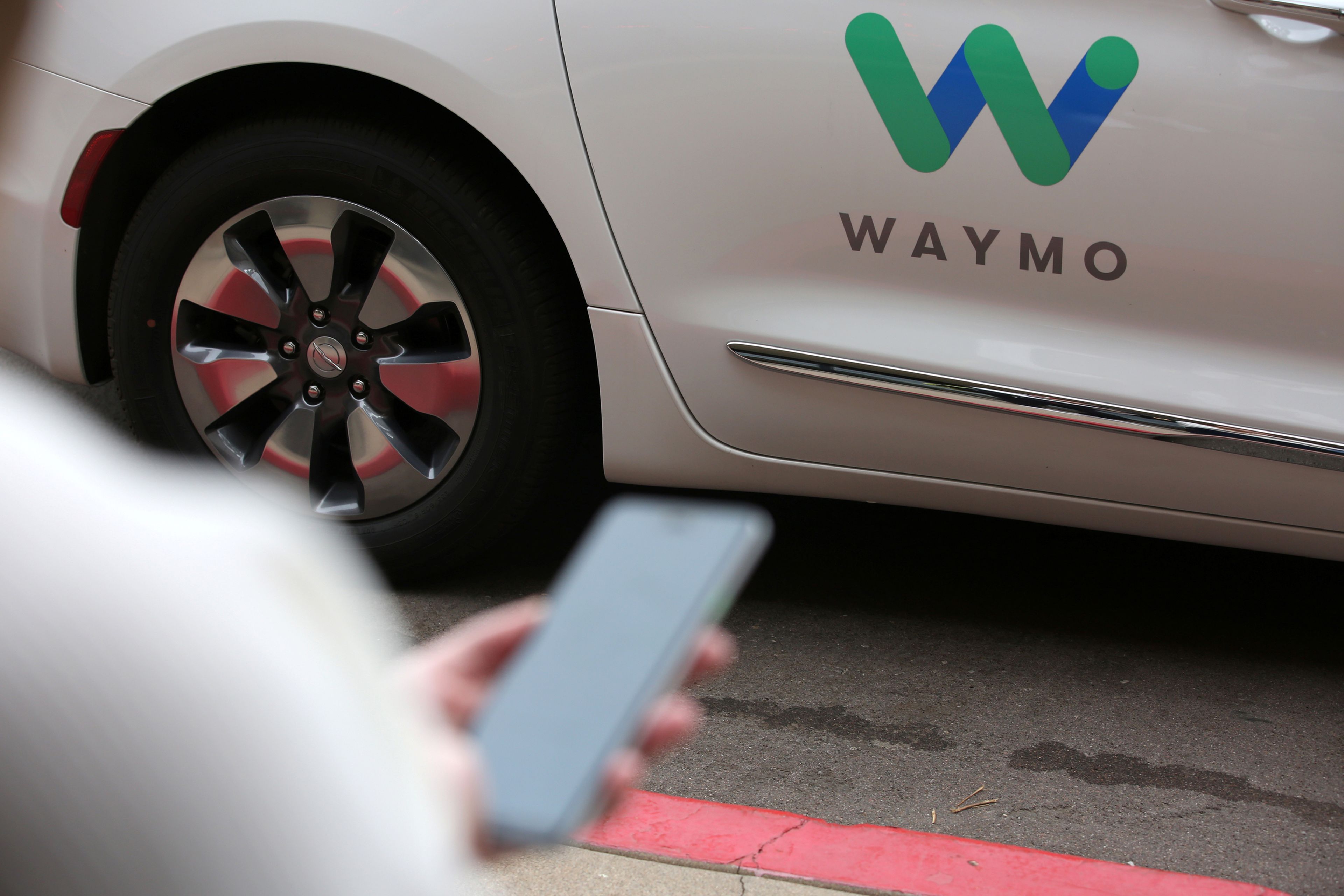 Waymo fue la primera compañía en lanzar un servicio de transporte con coches autónomos en 2018.