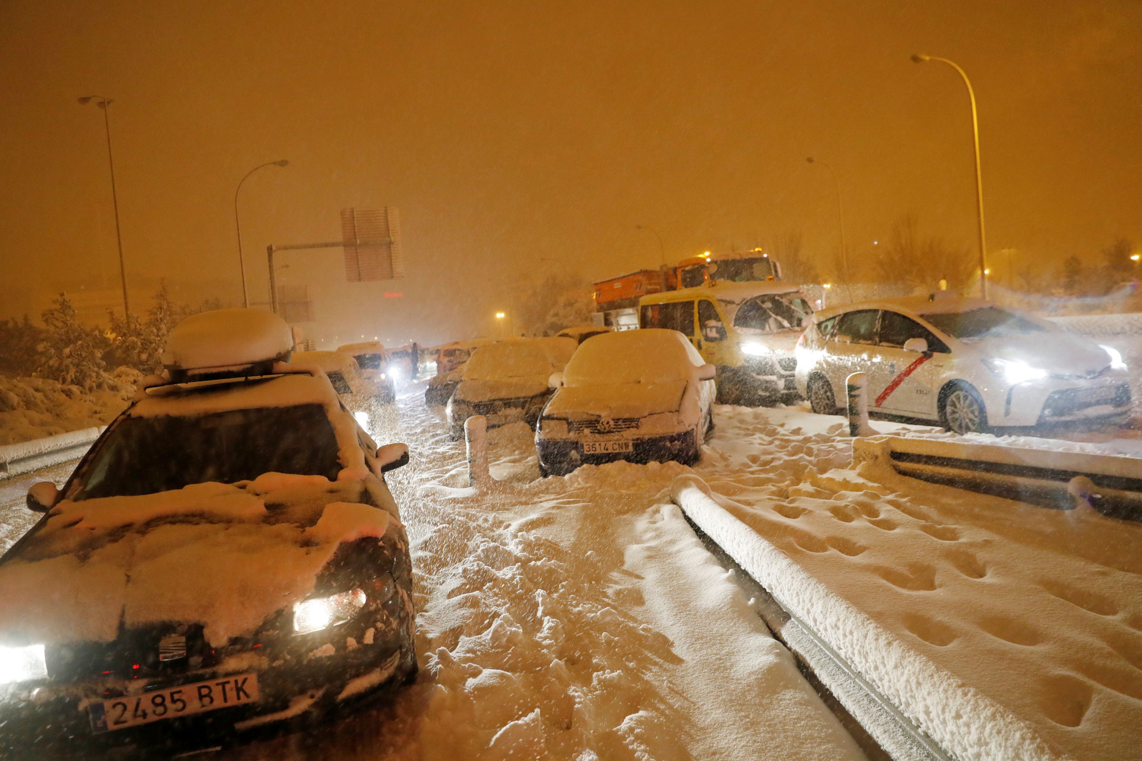 coches atrapados en la nieve