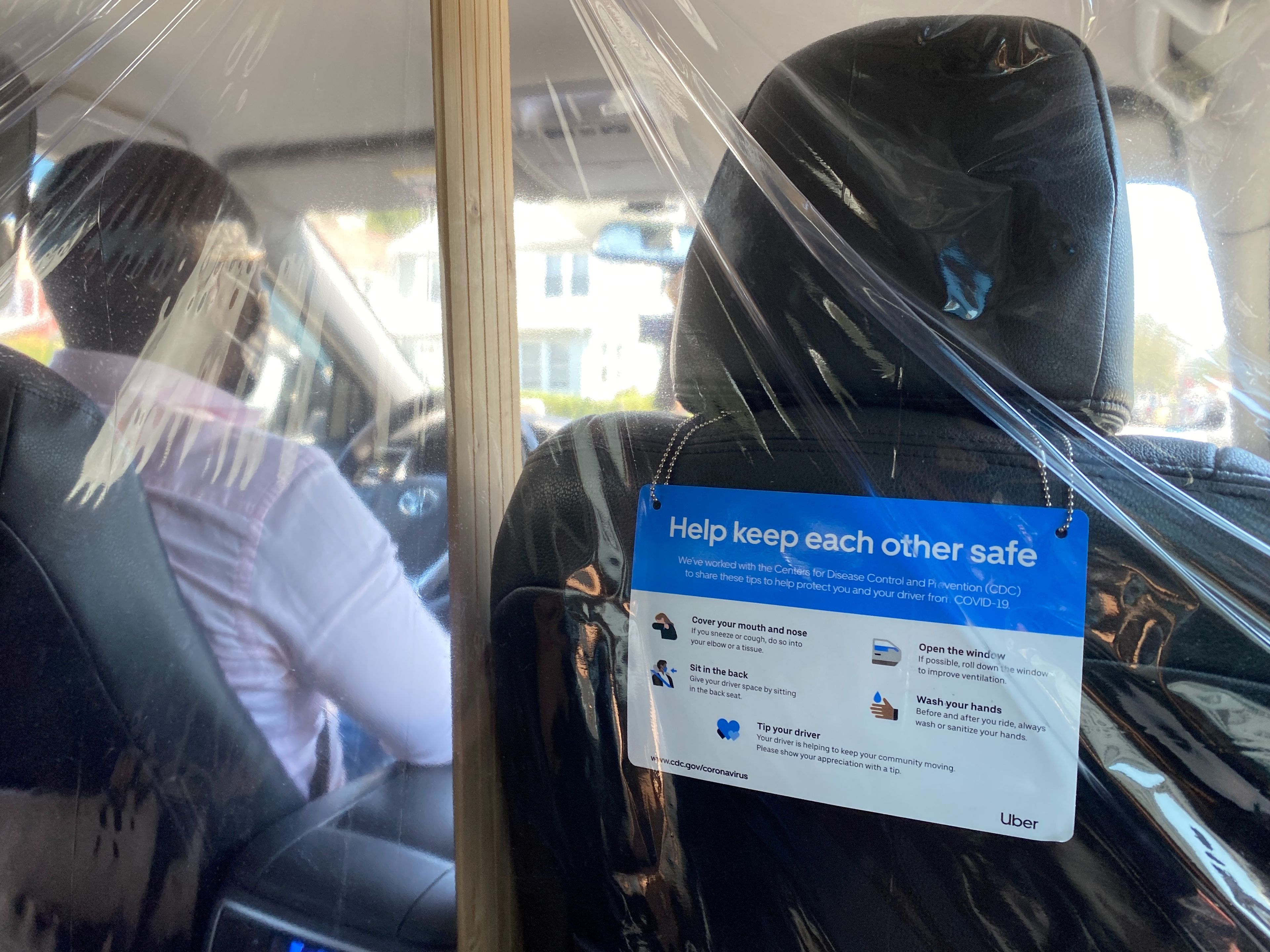 Un conductor de Uber lleva unas mascarilla contra el coronavirus en Nueva York, Estados Unidos.