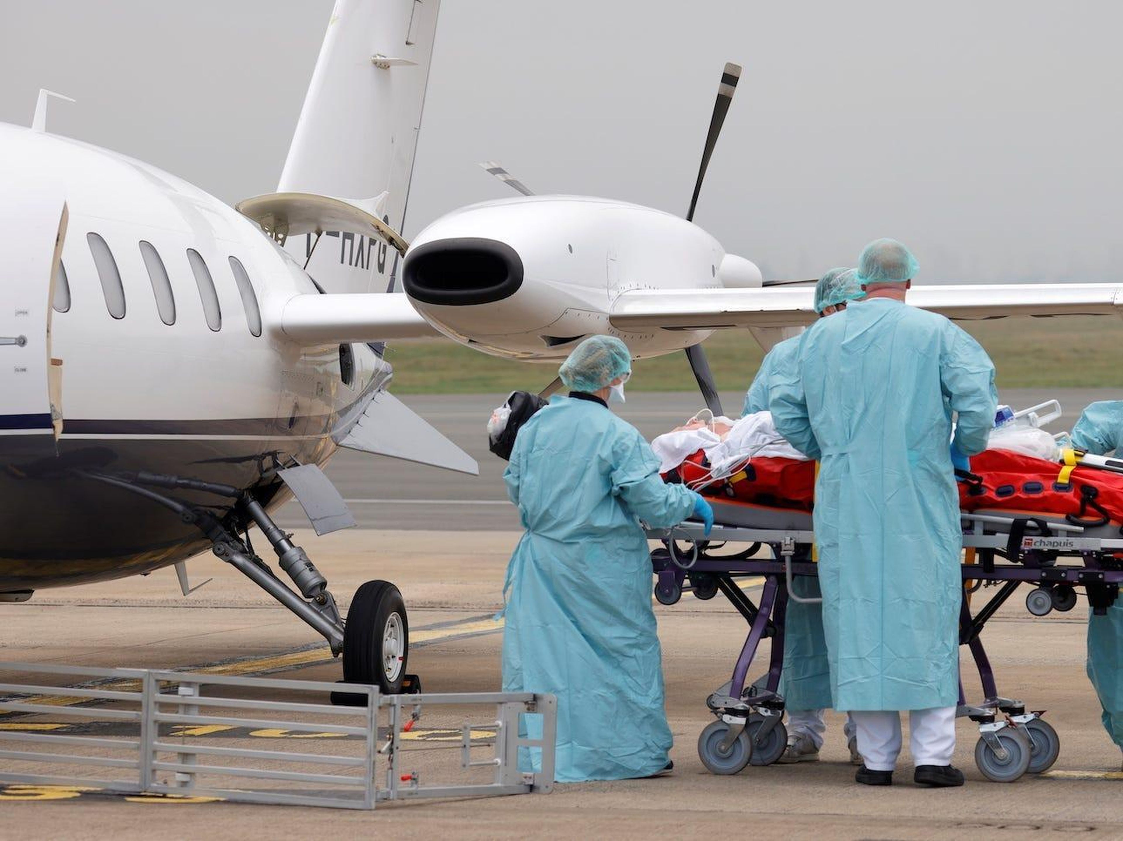 Miembros del personal médico trasladan a un paciente en el aeropuerto de Lille-Lesquin en Francia, el 10 de noviembre de 2020.