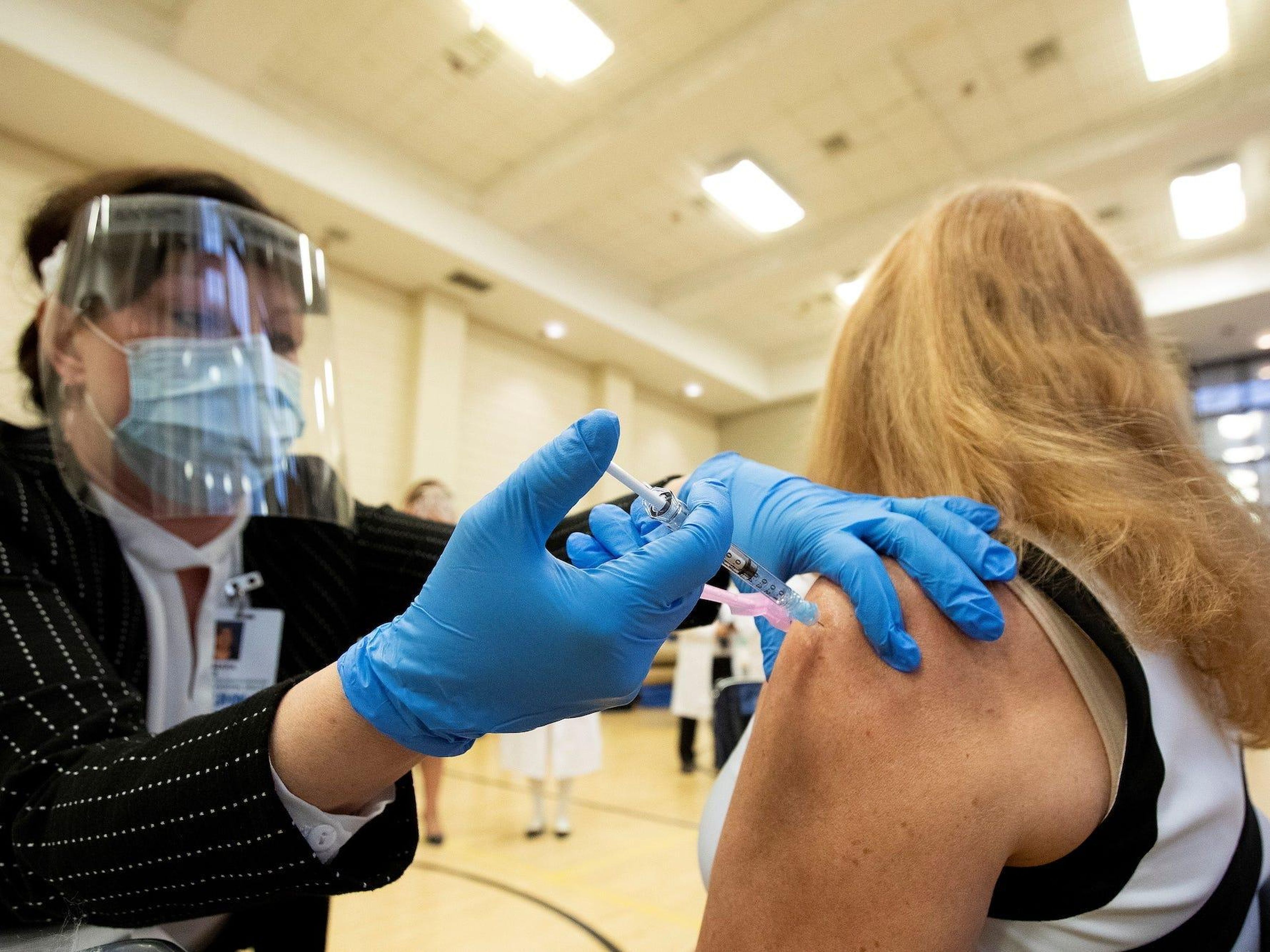 Una enfermera es vacunada con la vacuna del coronavirus de Pfizer/BioNTech.