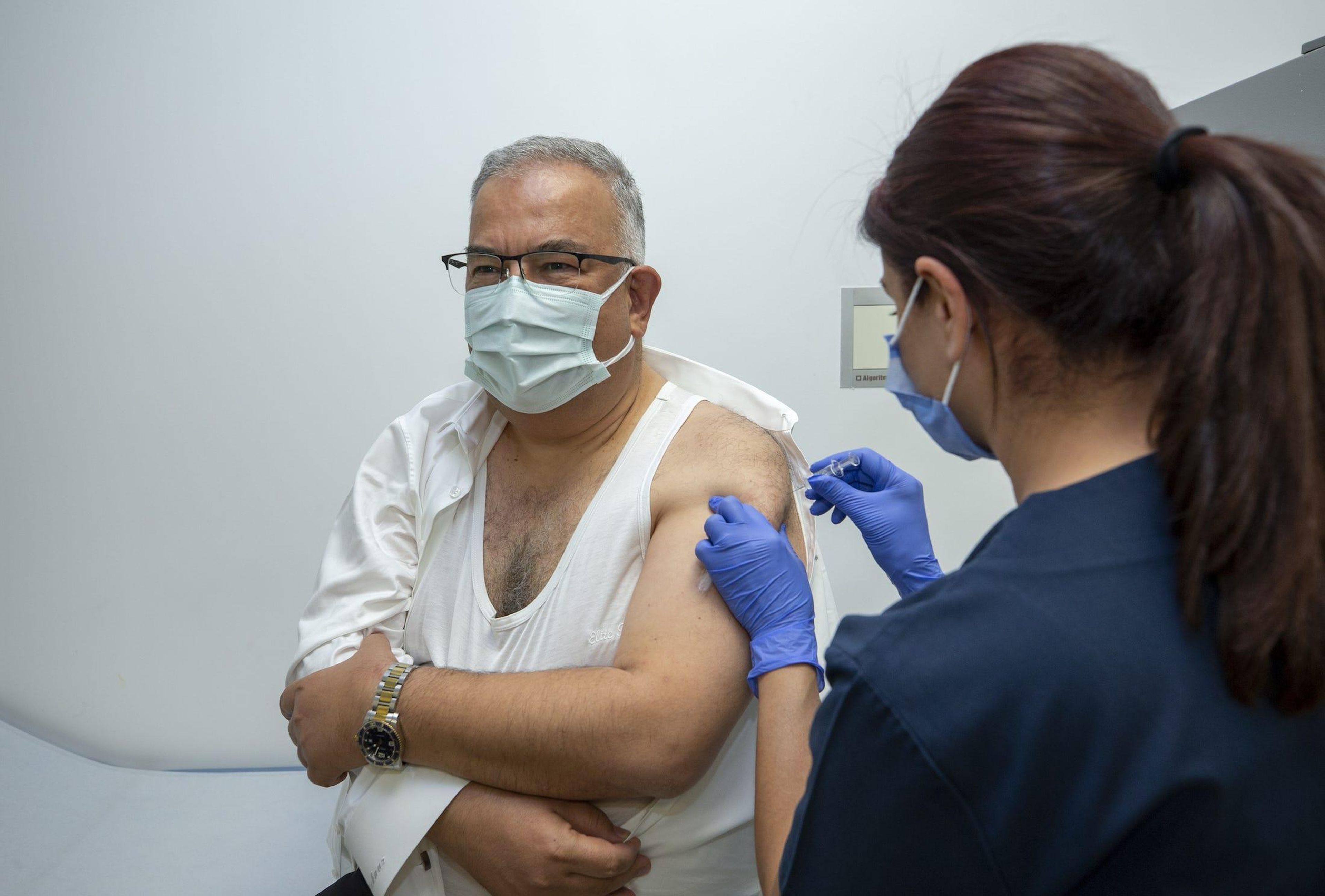 El Dr. Mustafa Gerek participa en un ensayo de la vacuna contra el coronavirus en el Hospital de la ciudad de Ankara en Ankara, Turquía, el 13 de octubre de 2020.