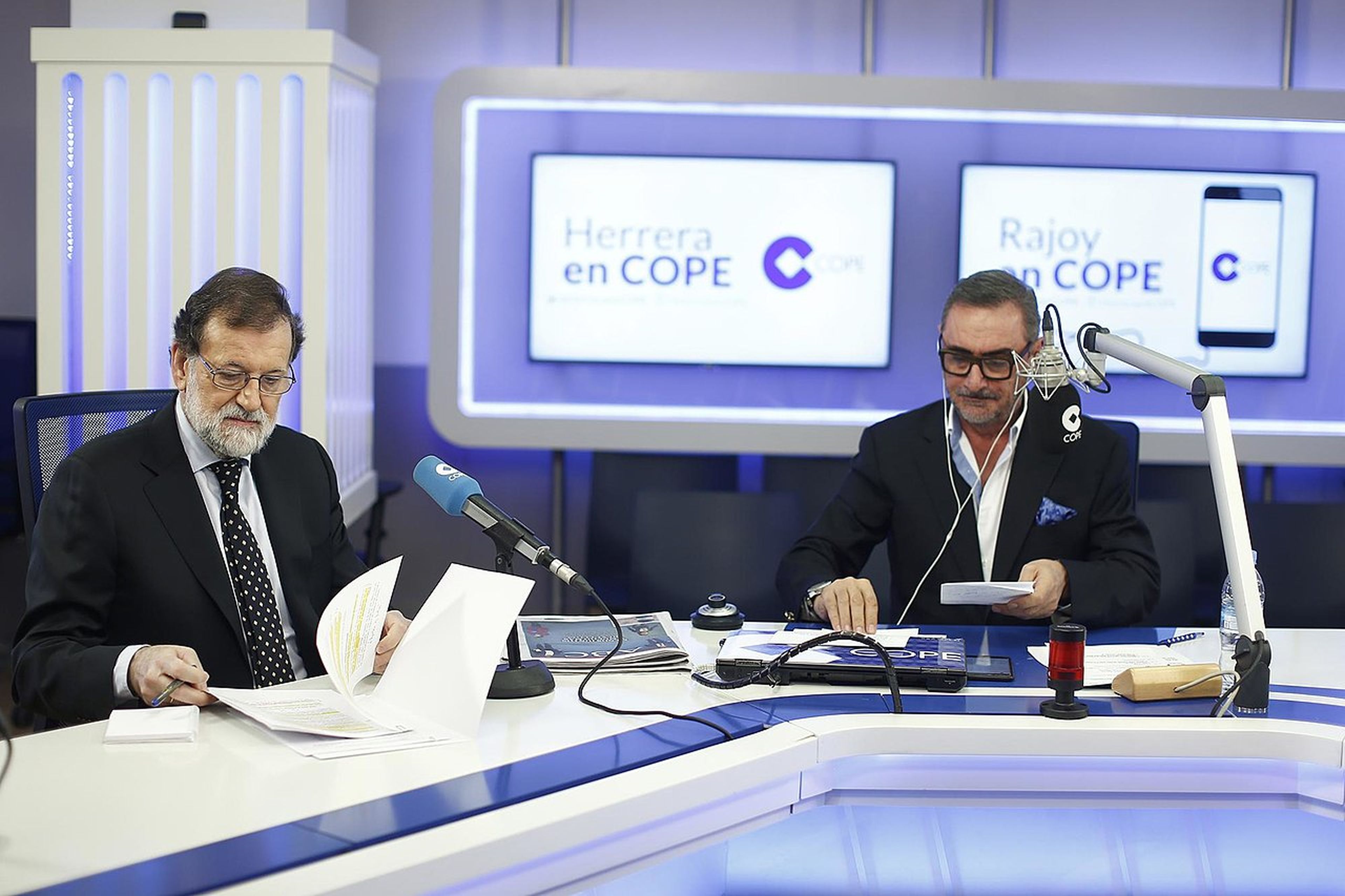 ¿Cuánto gana un locutor de radio en España? Carlos Herrera, Manolo Lama y Àngels Barceló, entre los mejor pagados