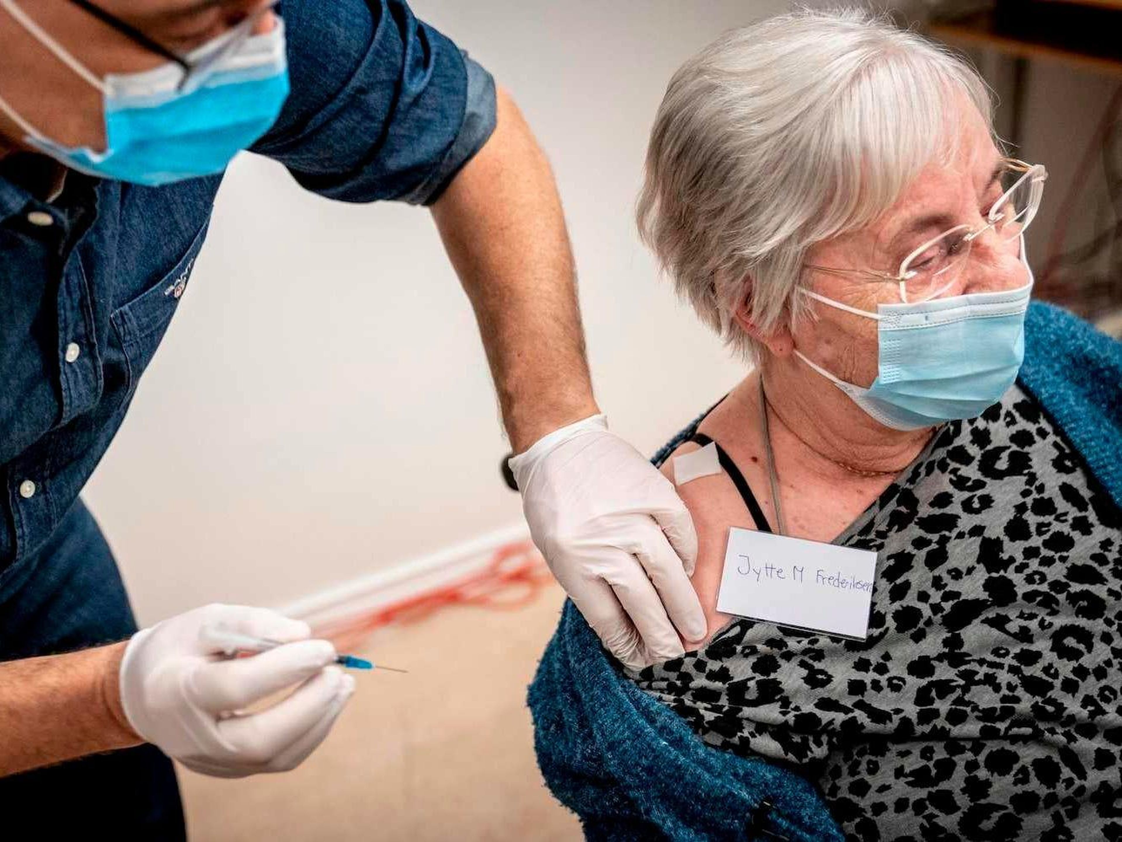 Jytte Margrete Frederiksen, una de las primeras danesas en vacunarse en Ishoj, Dinamarca, el 27 de diciembre de 2020.