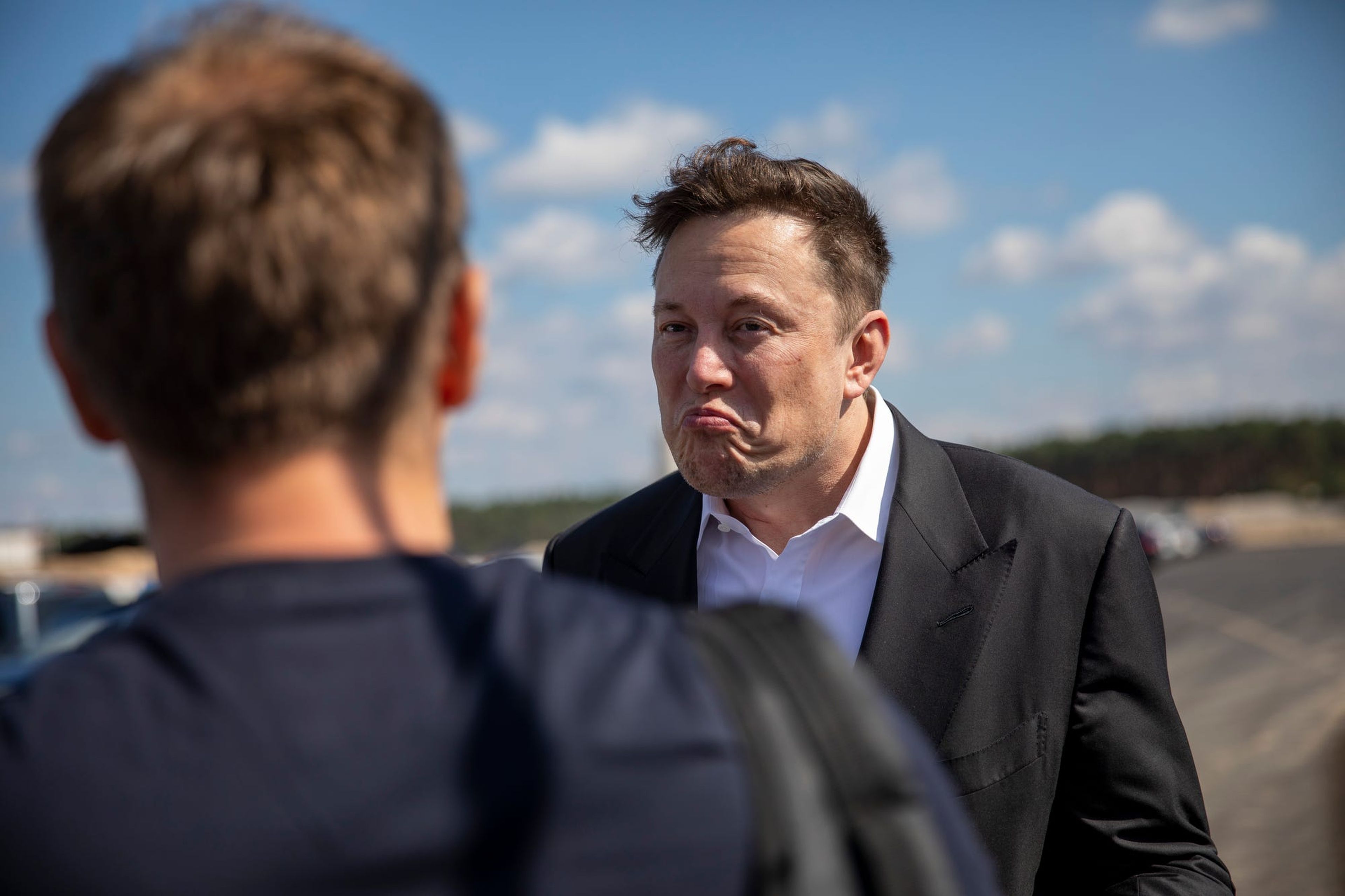 El director de Tesla, Elon Musk, habla con un visitante cuando llega para echar un vistazo al sitio de construcción de la nueva Gigafábrica de Tesla cerca de Berlín el 3 de septiembre de 2020 cerca de Gruenheide, Alemania.