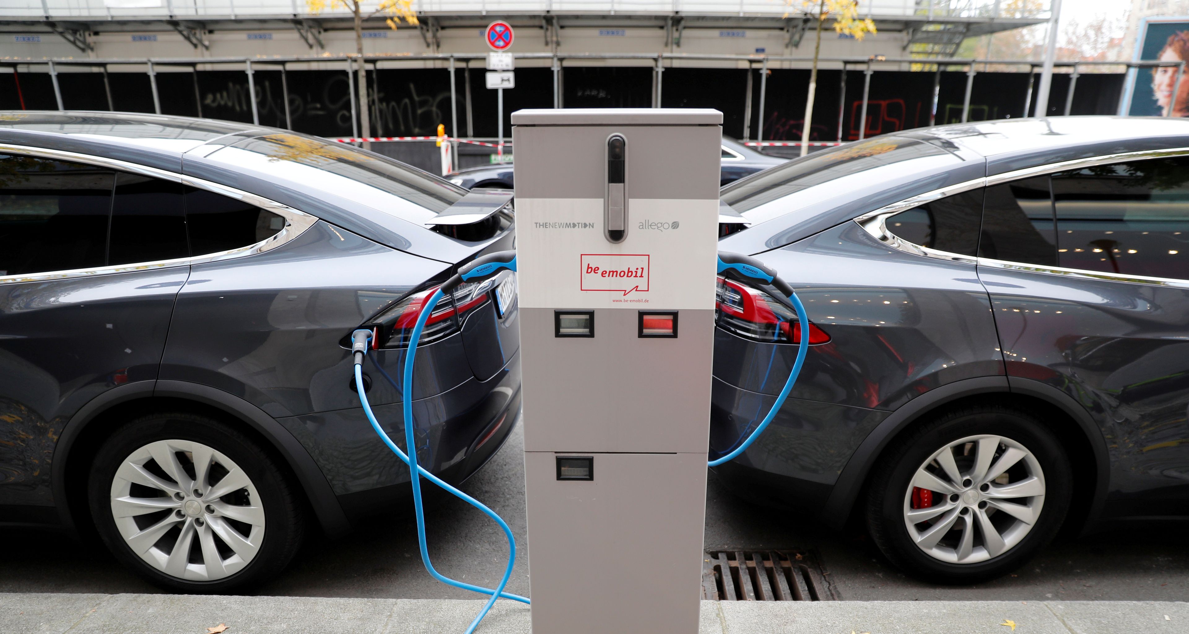 Dos coches eléctricos de Tesla en una estación de carga.