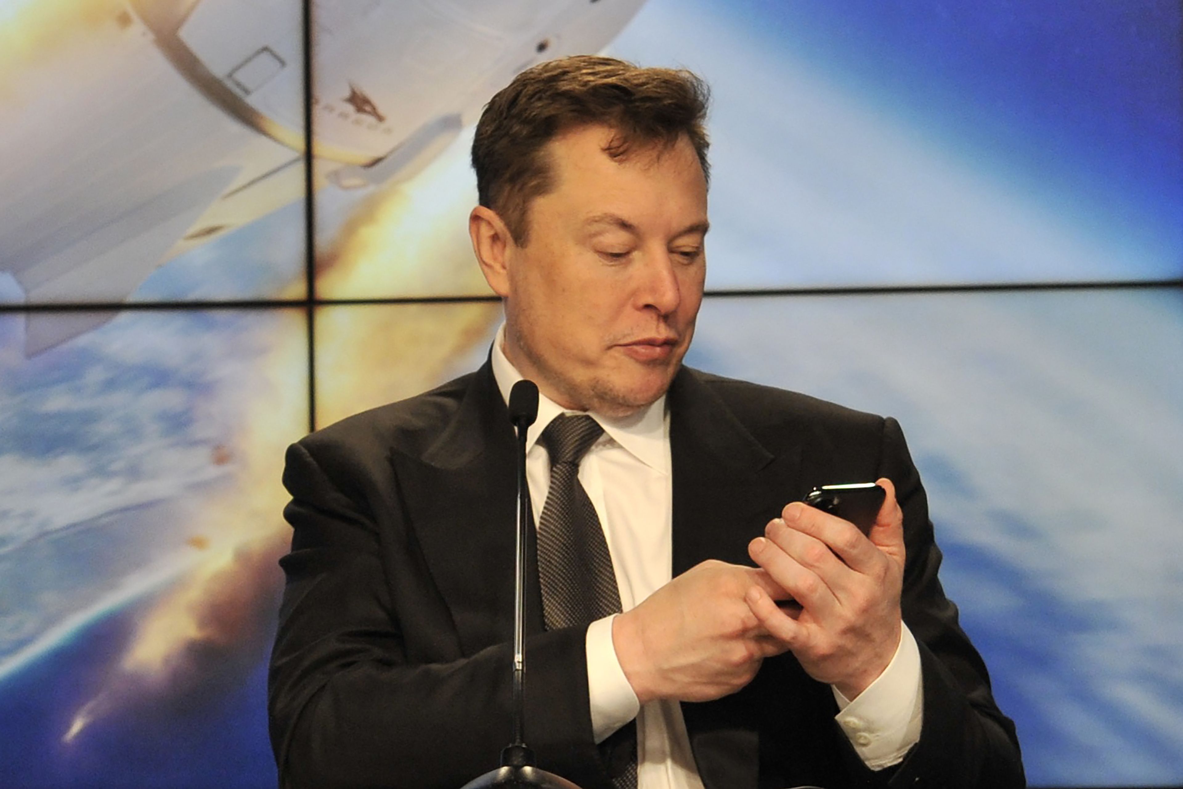 Elon Musk utilizando el teléfono móvil