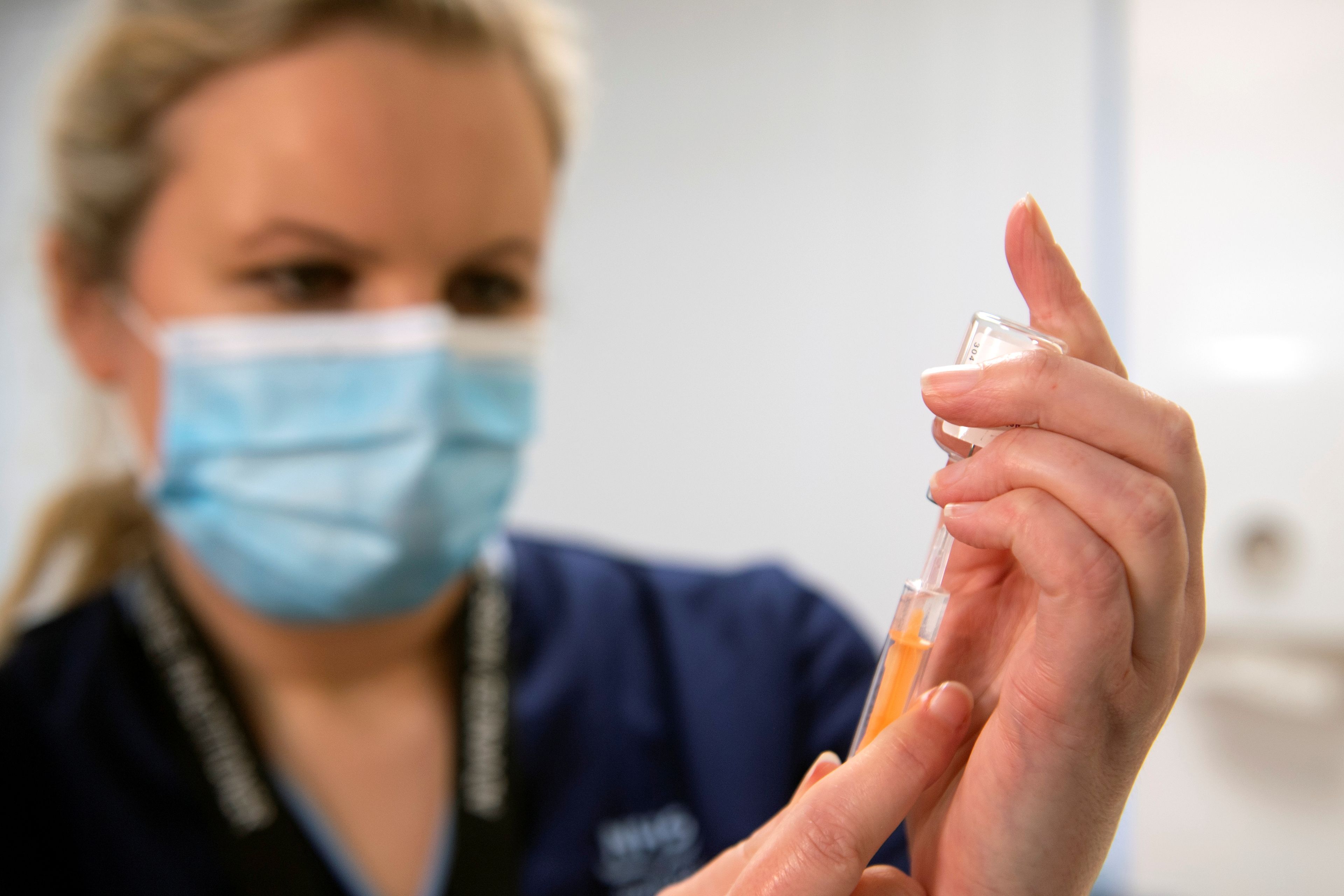 Una enfermera prepara una vacuna de la Universidad de Oxford