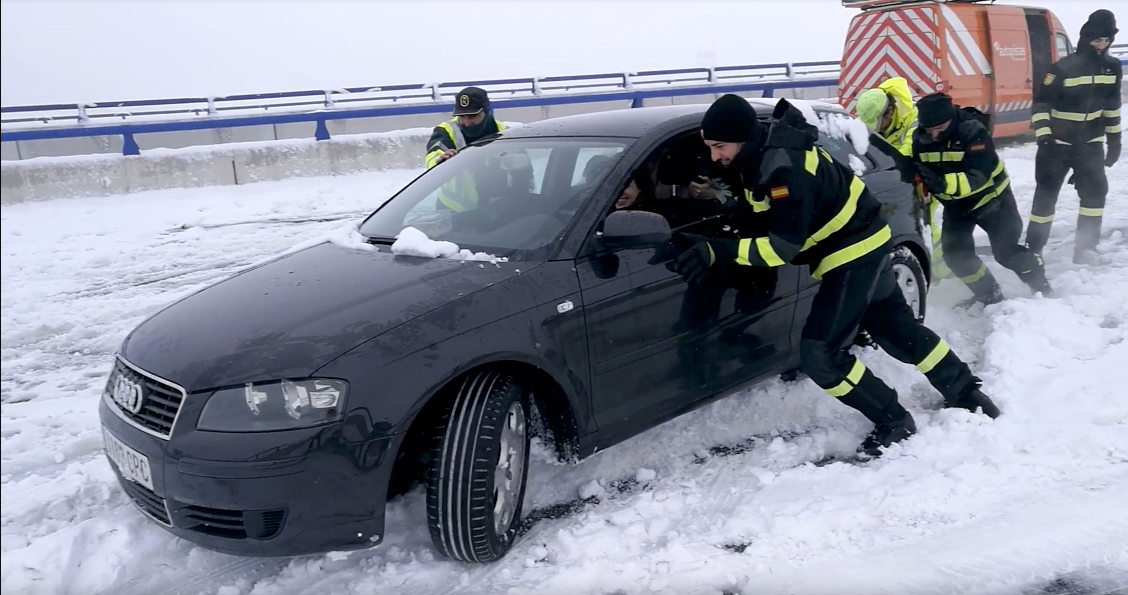 Un equipo de rescate trata de retirar un coche en una autovía de Castilla y León (Reuters)