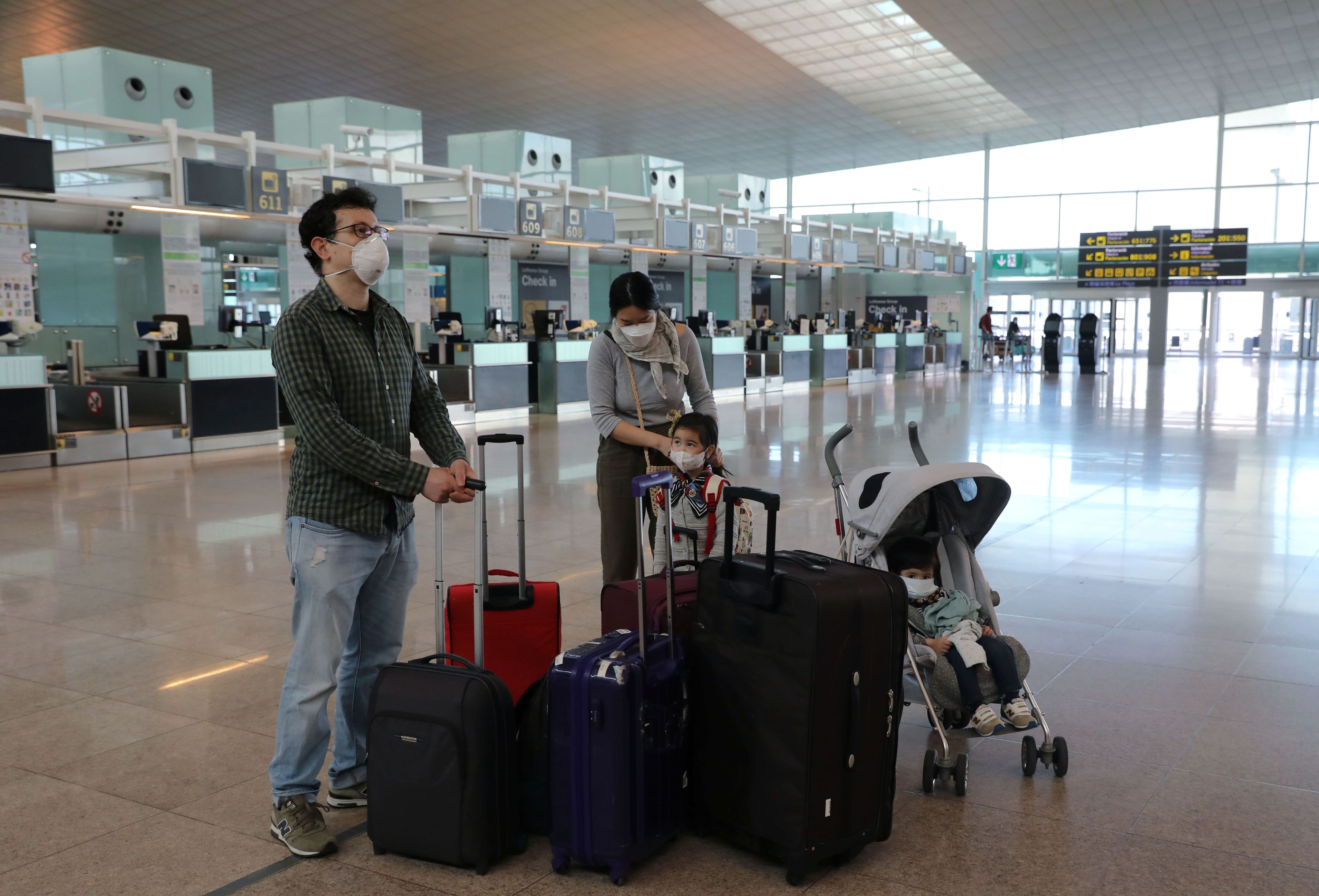 Una familia en un aeropuerto durante la pandemia de coronavirus. Reuters