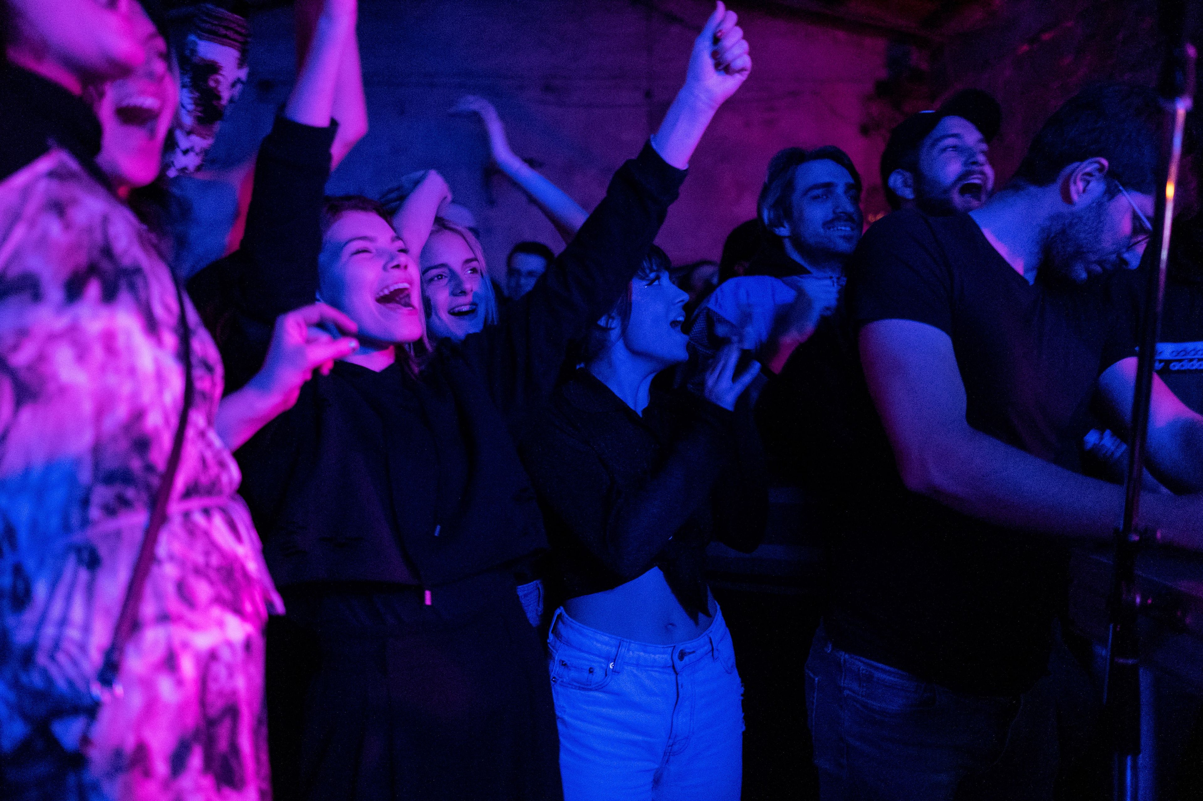 Fiesta en una discoteca durante la pandemia de COVID-19 en Belgrado, Serbia.