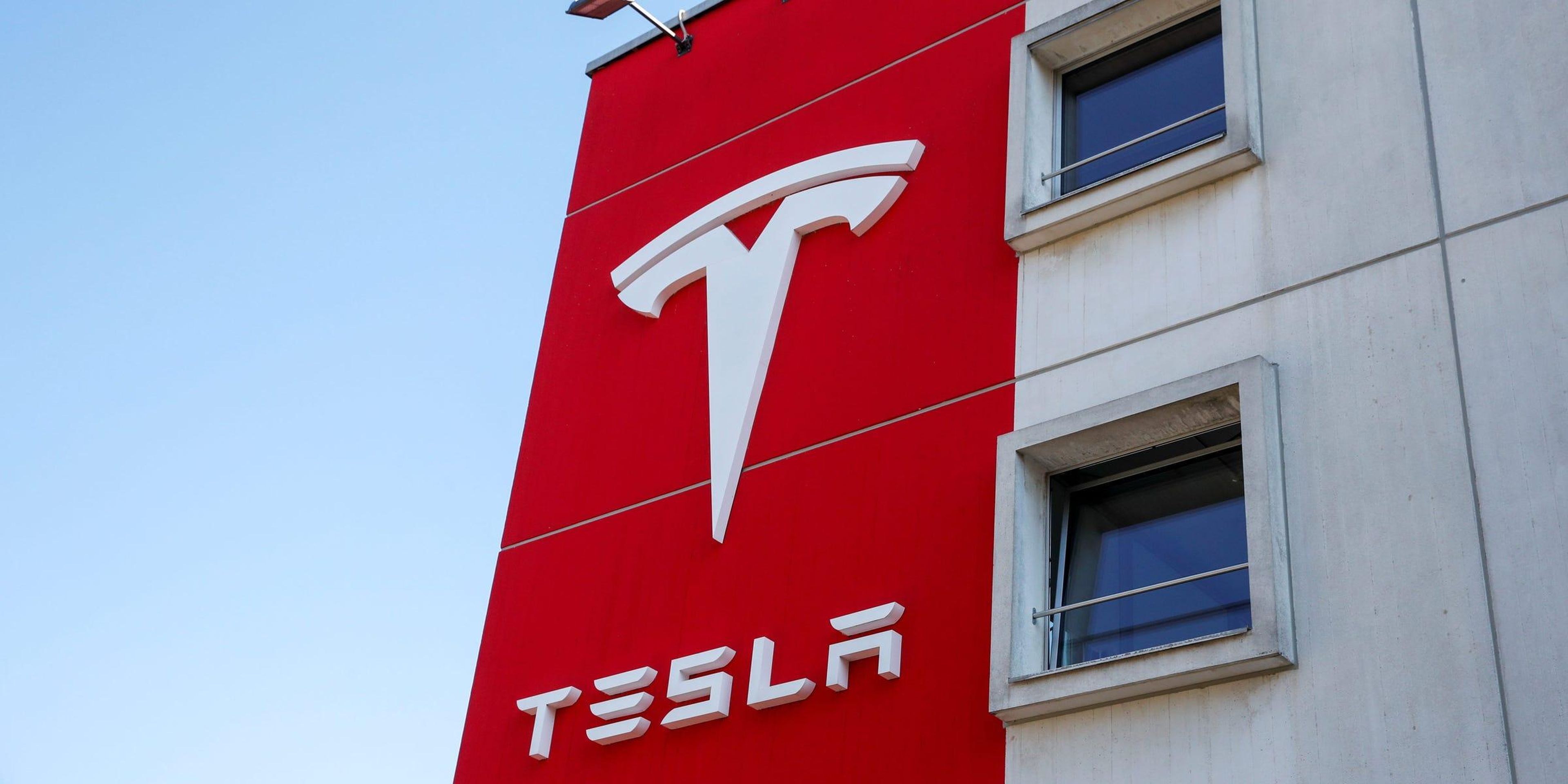 El logotipo de Tesla en su oficina en Berna (Suiza)