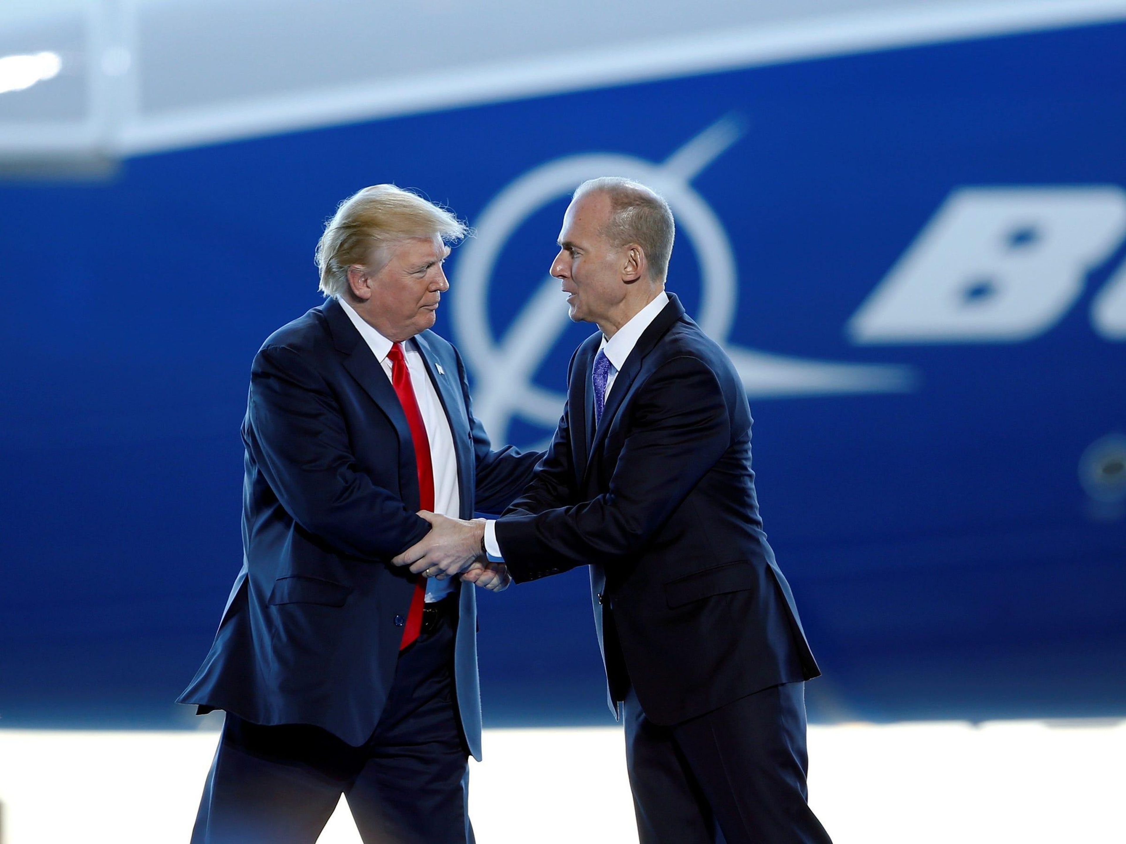 Presidente Donald Trump y el entonces CEO de Boeing.