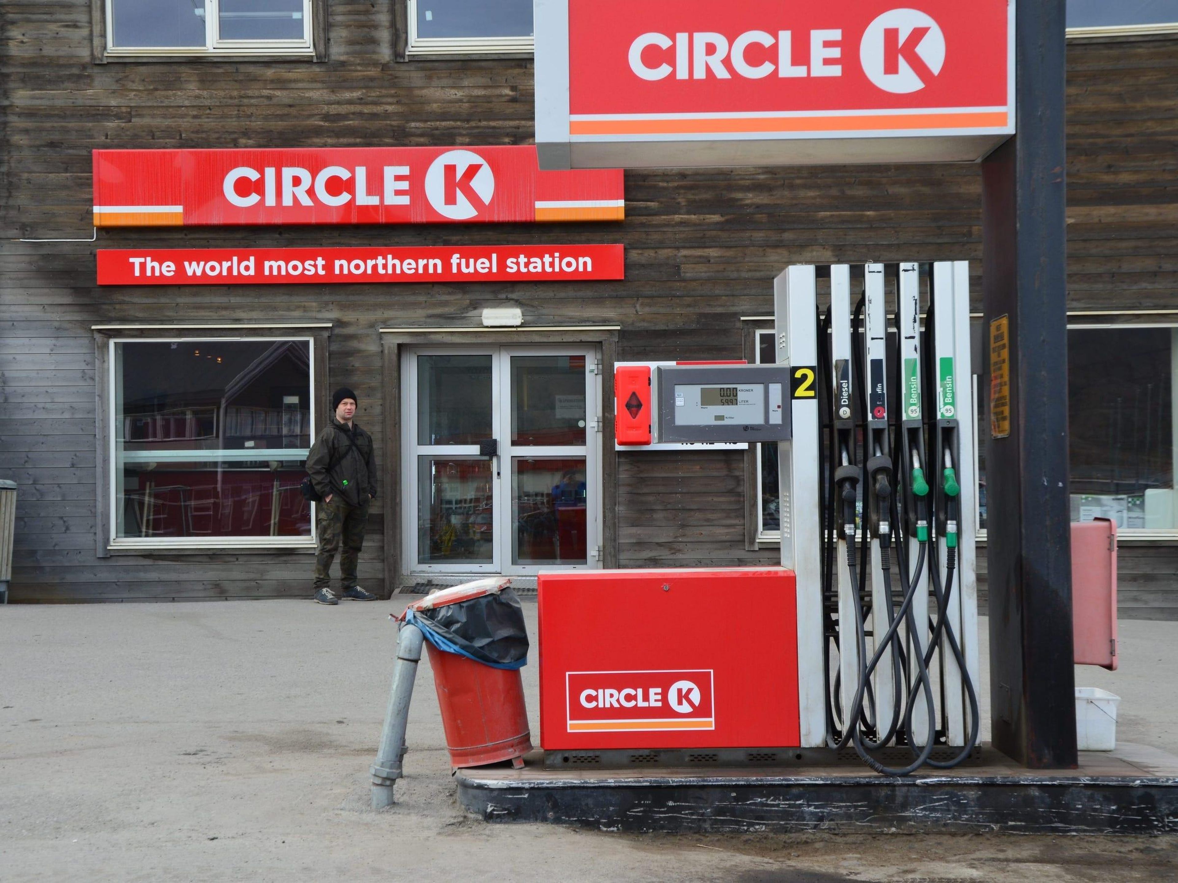 El letrero dice 'La estación de combustible más al norte del mundo'.