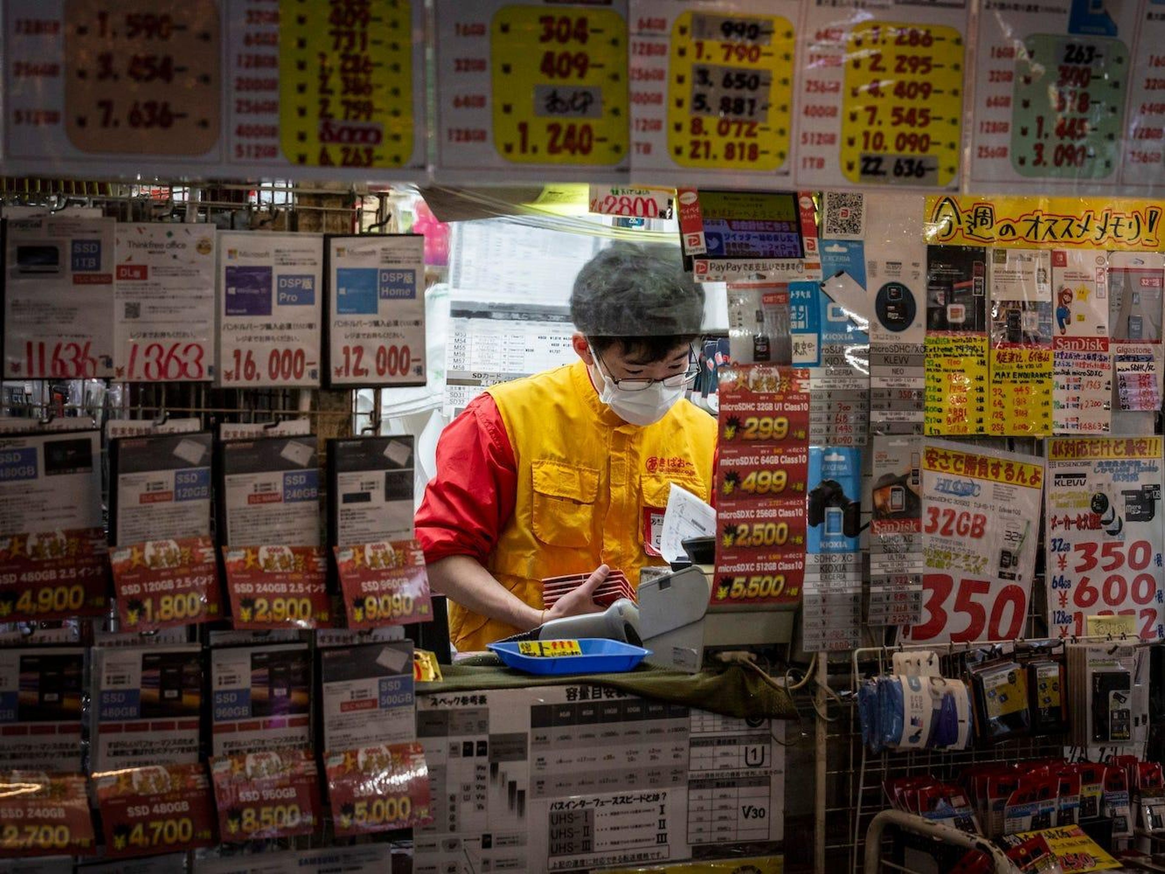 Un miembro del personal de una tienda de electrodomésticos trabajando en Tokio, Japón, 27 de diciembre de 2020.