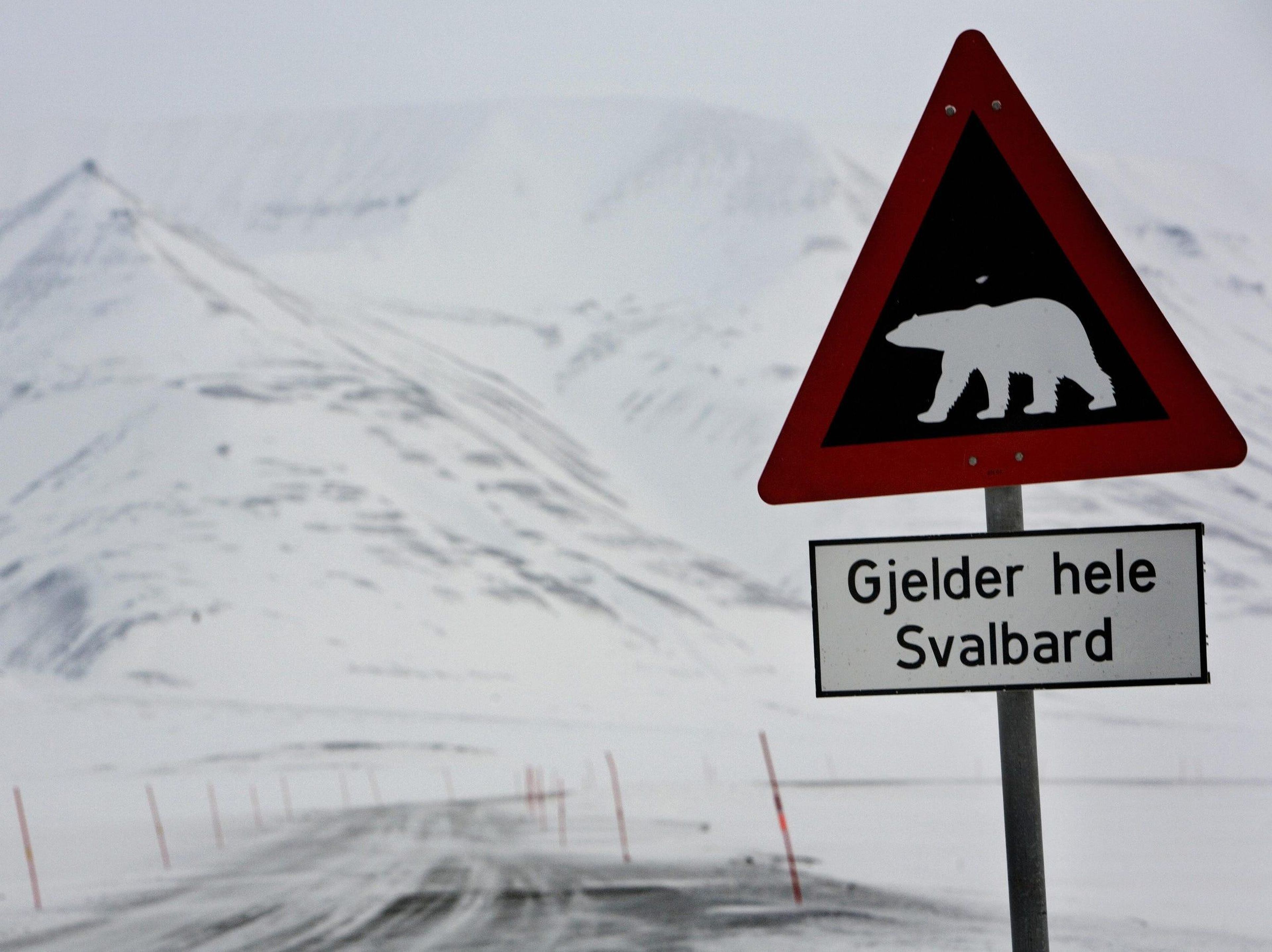 Una señal de advertencia de osos polares.