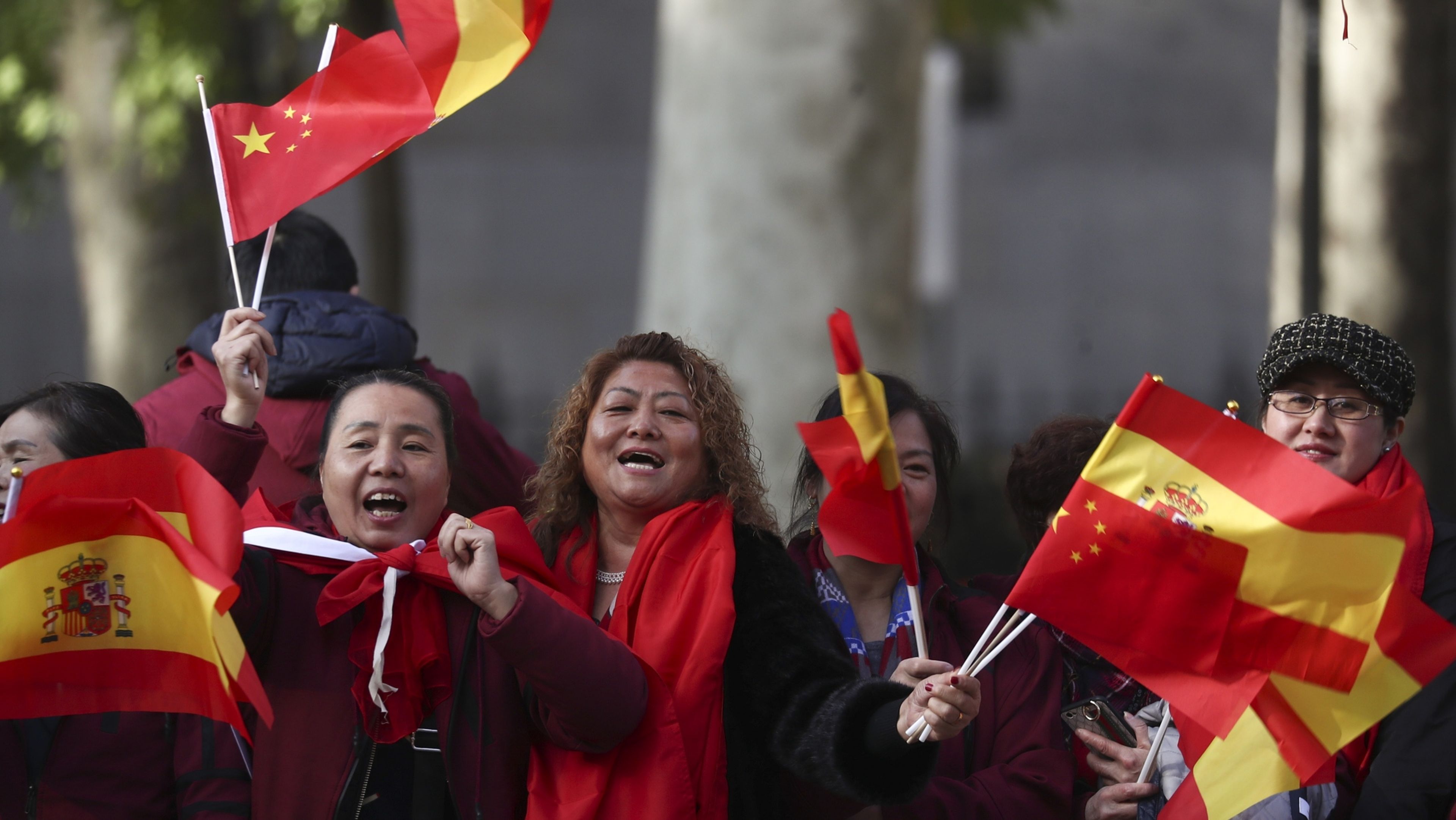 Un grupo de mujeres chinas agitan banderas españolas y de su país durante la visita del presidente chino Xi Jinping a Madrid