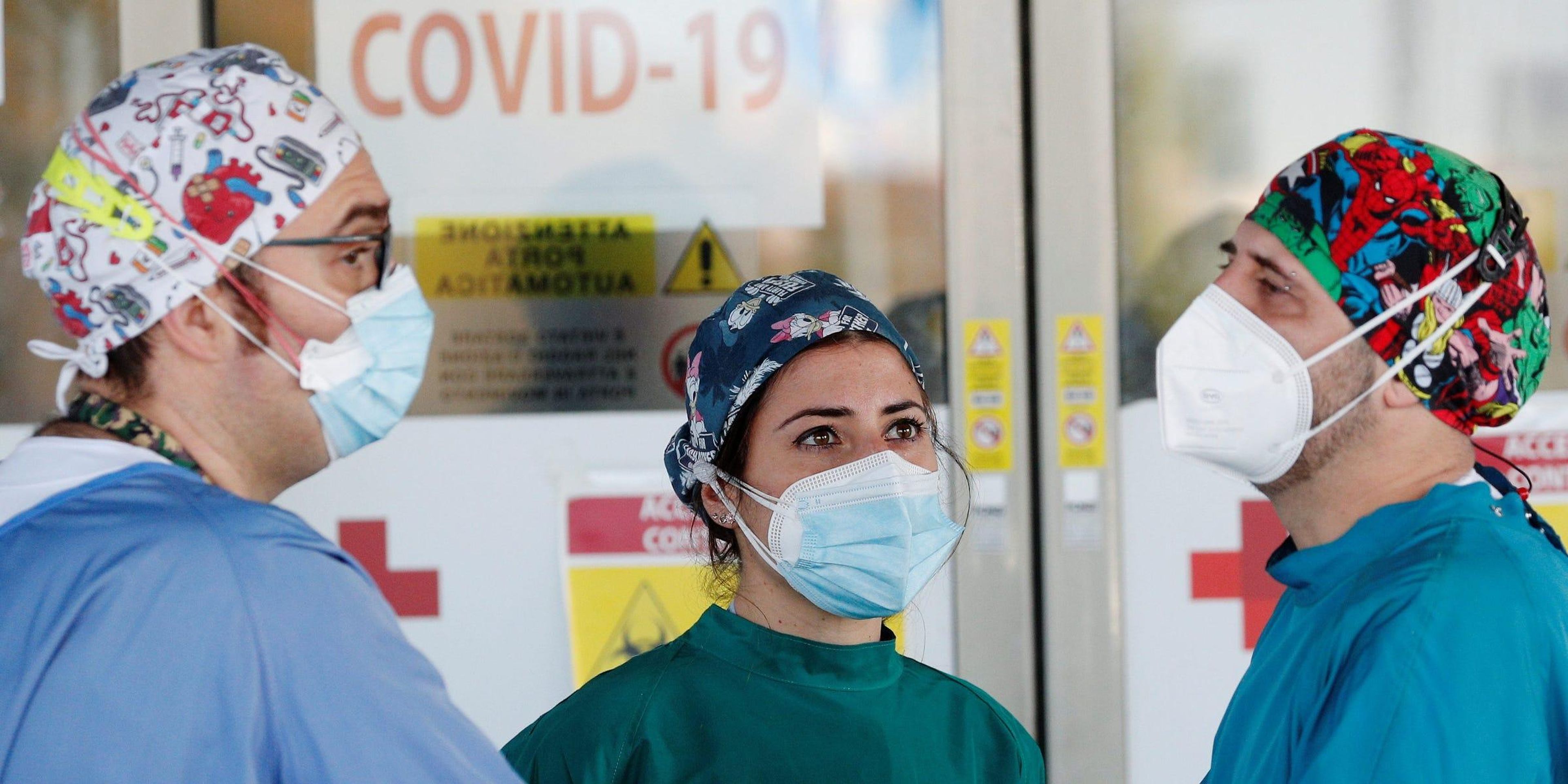 Los médicos esperan a que los pacientes lleguen al hospital Policlínico Tor Vergata donde se tratan a los contagiados con COVID-19 en Roma, Italia, el 13 de noviembre de 2020.