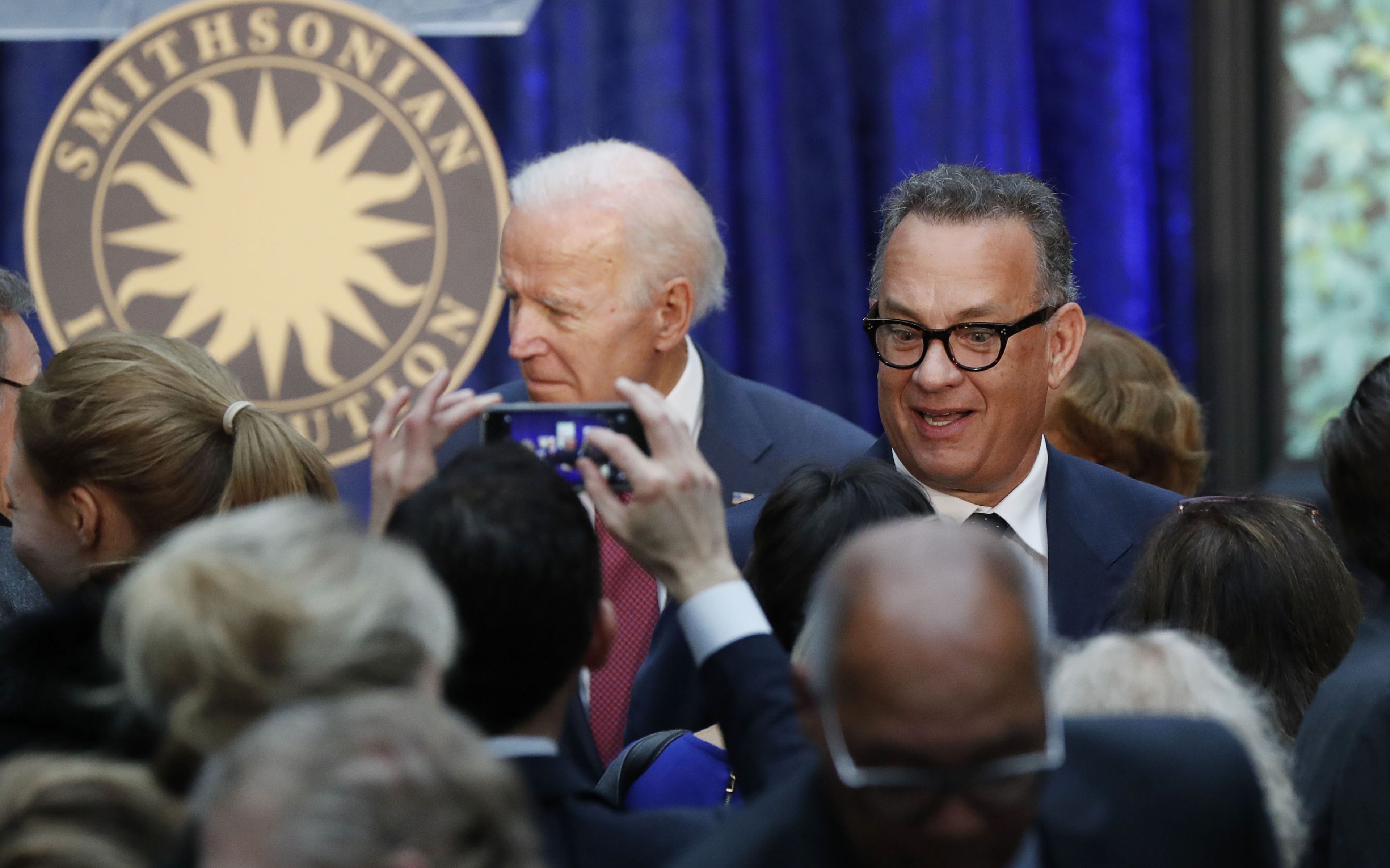 Joe Biden y Tom Hanks en el acto de presentación del retrato de Obama en Washington (Reuters)